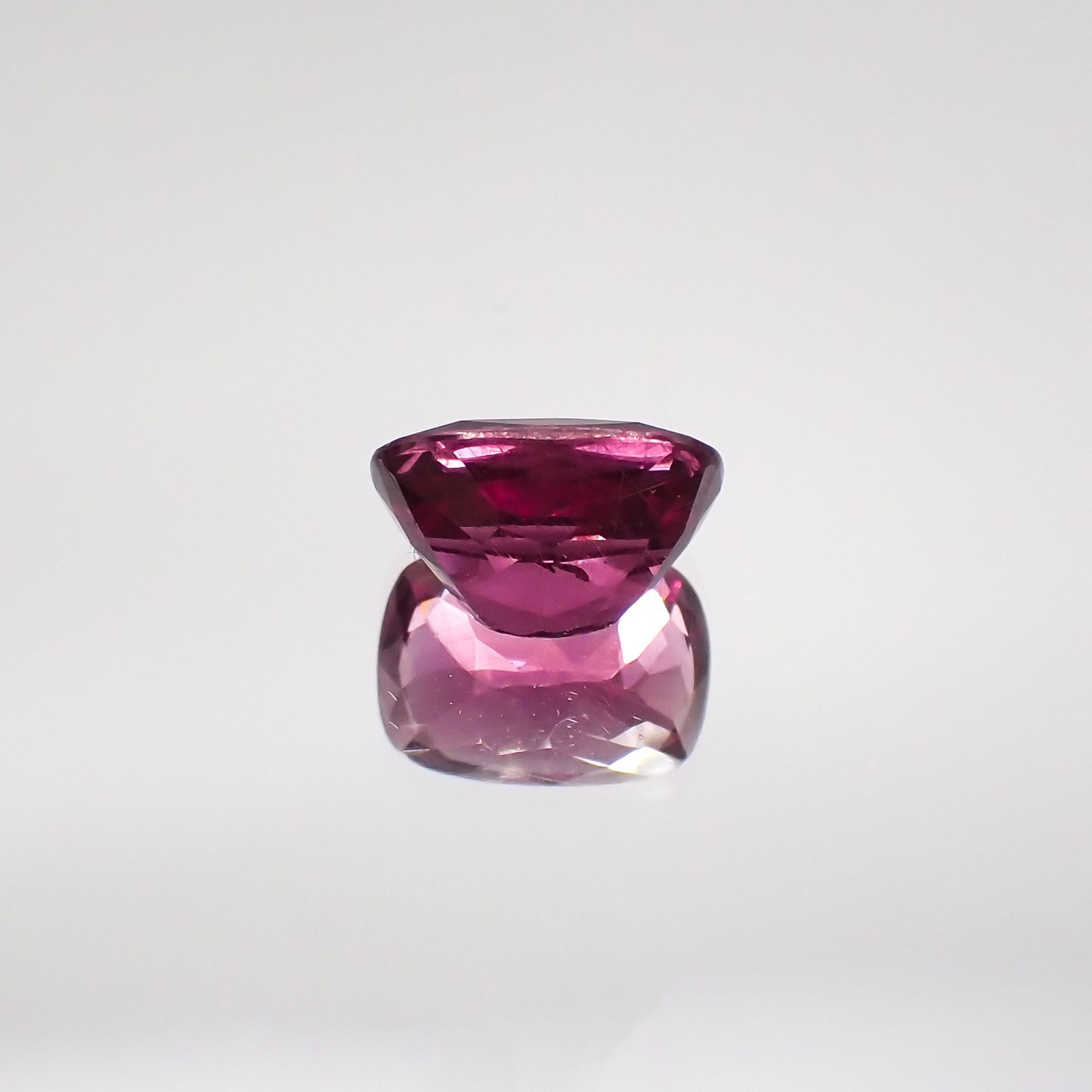 マラヤガーネット(宝石名パイロープ スペサルティン アルマンディン・ガーネット) タンザニア産 1.947ct ソ付(彩珠)[210711610]8.2×5.9mm前後