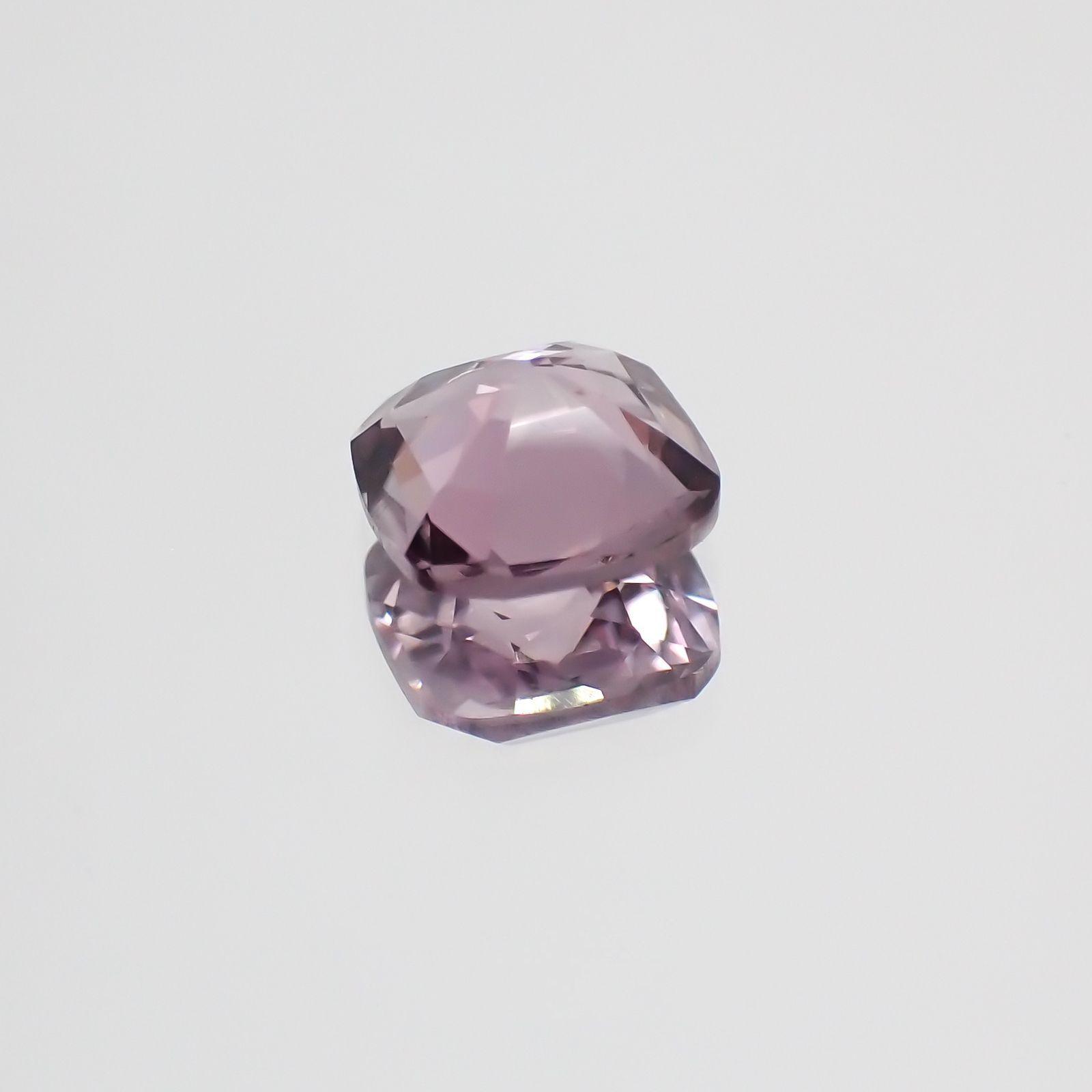 カラーシフト ピンクダイアスポア(宝石名ダイアスポア)アフガニスタン産 0.875ct ソ付(日独)[231124289]6x5.8mm前後