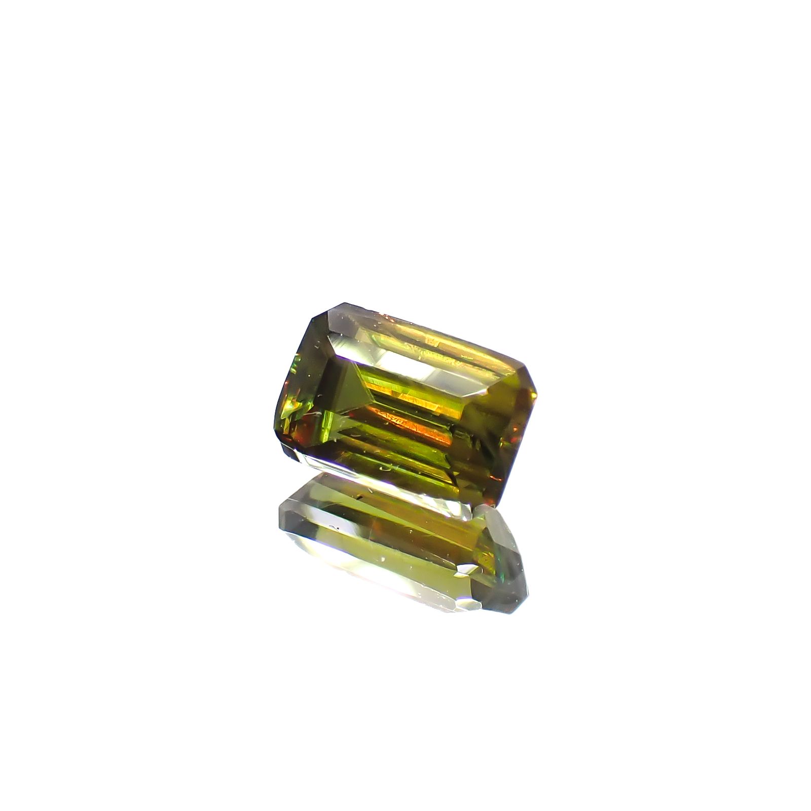 カラーチェンジスフェーン(宝石名スフェーン / カラーチェンジ・タイプ)パキスタン産 0.70ct 識別済[240627956]5.9x3.8mm前後