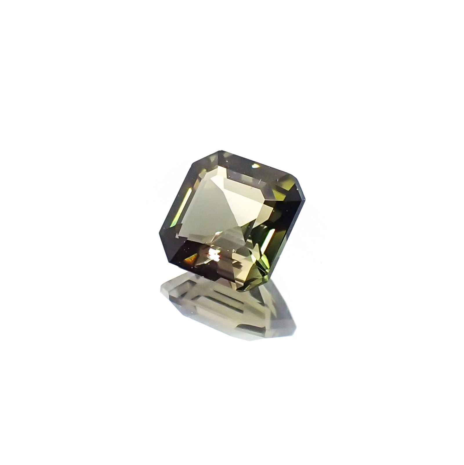 オリーブグリーントルマリン(宝石名トルマリン)ブラジル産 識別済 0.93ct / 5.9x5.8mm前後 [231023952]