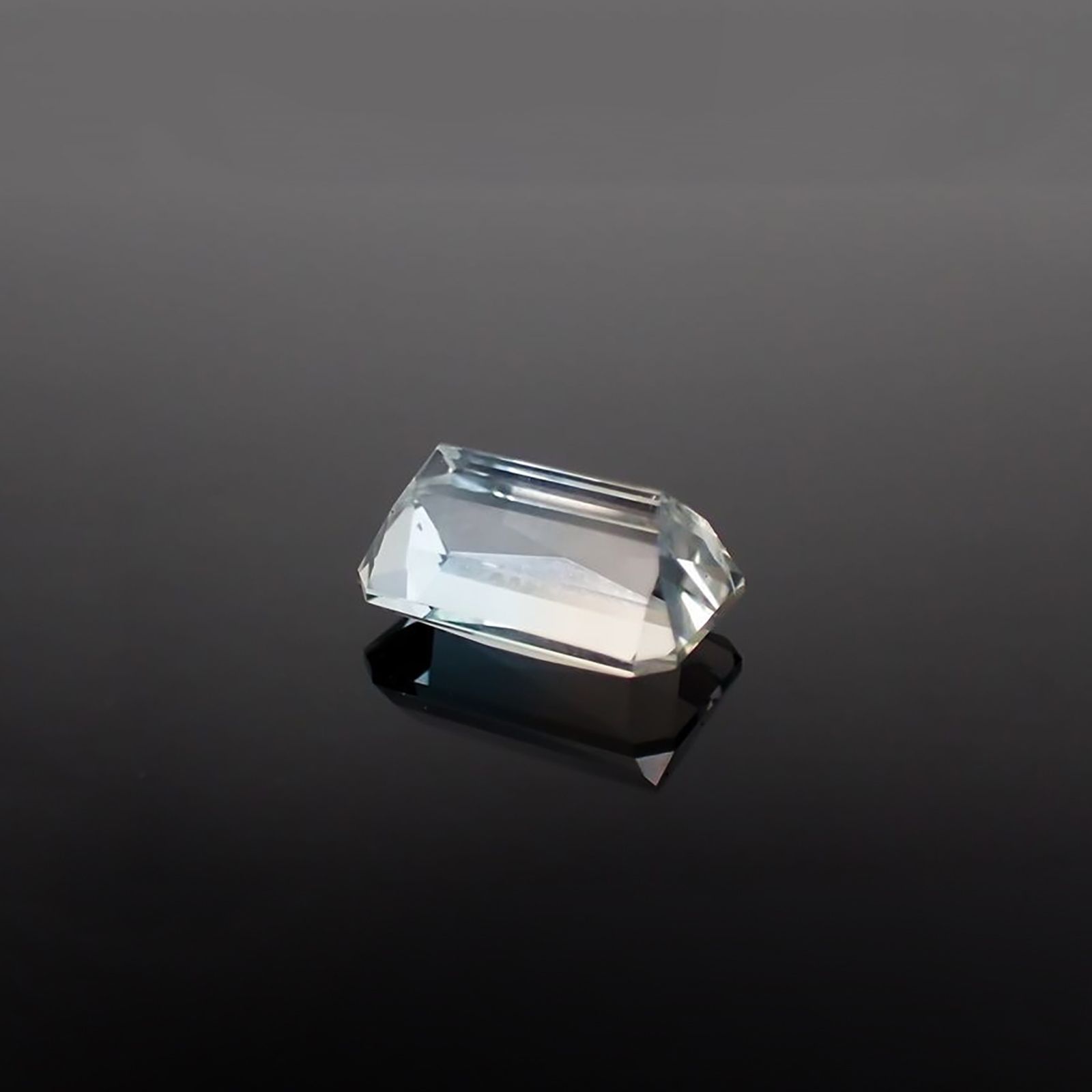バイカラートパーズ(宝石名バイカラー・トパーズ)ウクライナ産 ソ付(彩珠) 3.736ct / 10.7x6.5mm前後 [221018471]