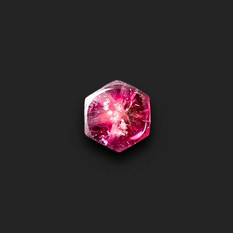 レッドベリル/ピンクベリル 原石スライス磨き アメリカ・ユタ州産 0.15ct[240326676]4.2x4.2mm前後