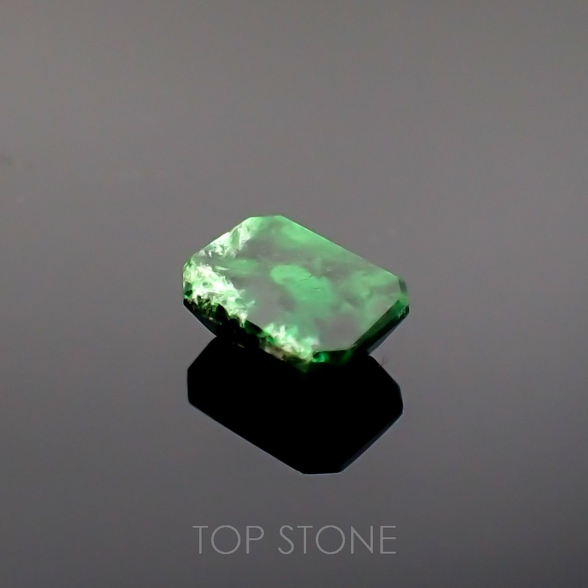 モーシッシ ビルマ産 0.86ct[220918030]6.3x4.7mm前後