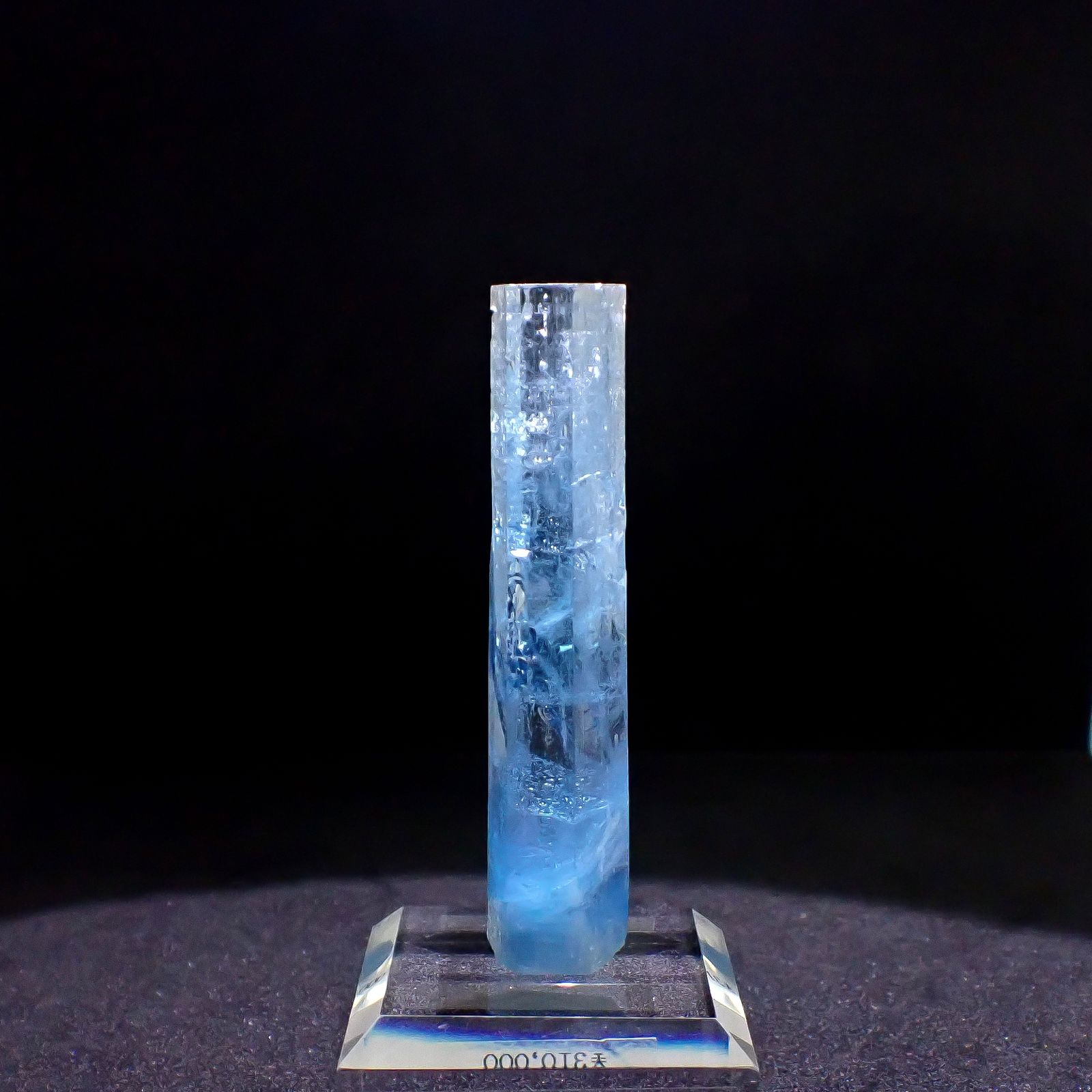 アクアマリン柱状結晶原石 ベトナム産 アクリル台座付き 99.95ct(19.99g) / 10.1x13.3x68.5mm前後 [260632332]