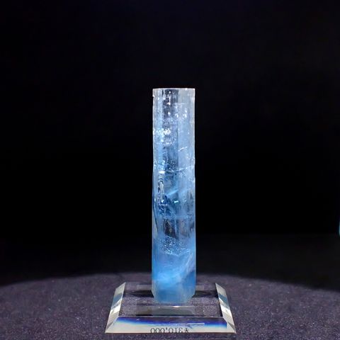 アクアマリン柱状結晶原石 ベトナム産 アクリル台座付き 99.95ct(19.99g) / 10.1x13.3x68.5mm前後 [260632332]