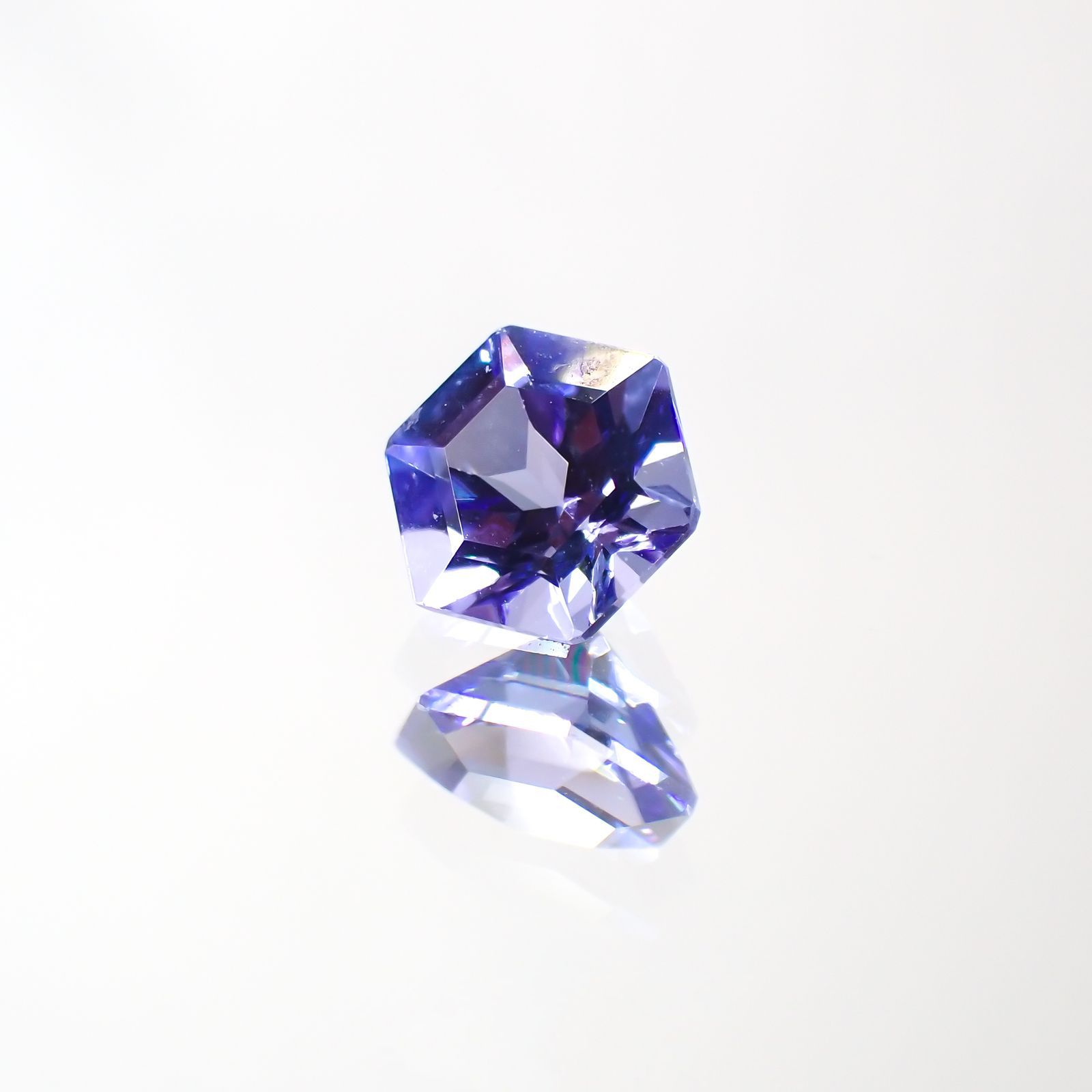 ◇ヘキサゴンカット◇タンザナイト(宝石名タンザナイト)タンザニア産 0.49ct 識別済[220113851]4.8x4.7mm前後