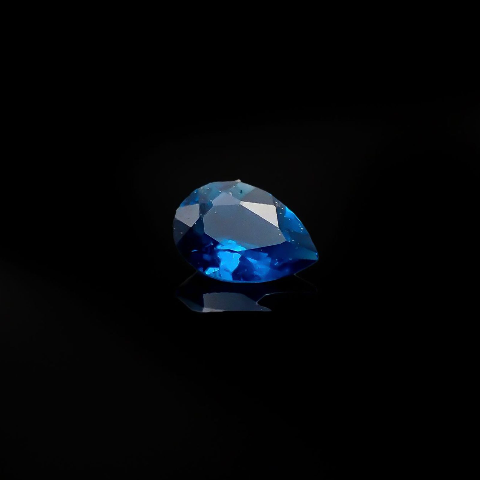 アウイナイト フルオレッセンス(宝石名アウイナイト)ドイツ産 識別済 0.085ct / 3.9x2.8mm前後 [260527501]