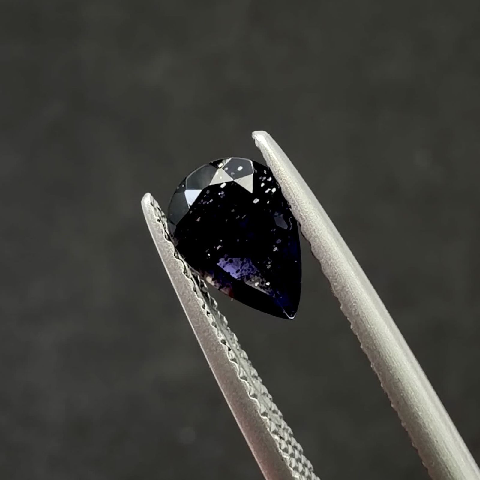 アイオライトサンストーン インド/ブラジル産 0.57ct / 7.3x5.2mm前後