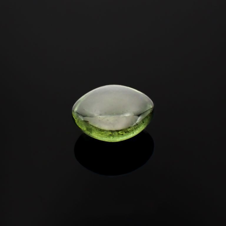 スターペリドット(宝石名スター・ペリドット)ミャンマー産 4.245ct ソ付(彩珠)[221119064]9.9x9.6mm前後