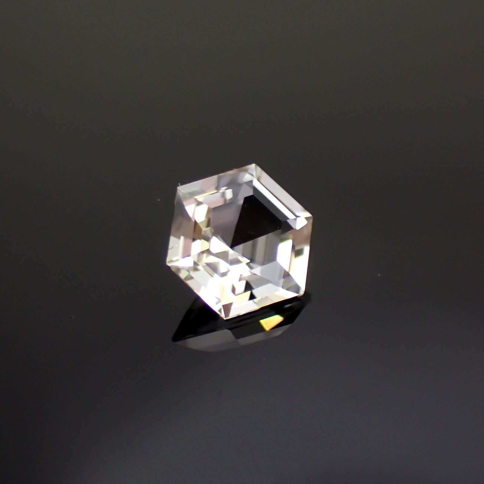 ◇ヘキサゴンカット◇レムリアンシードクリスタル(保証シール付き) ブラジル産 0.69ct[221018281]5.9x5.8mm前後