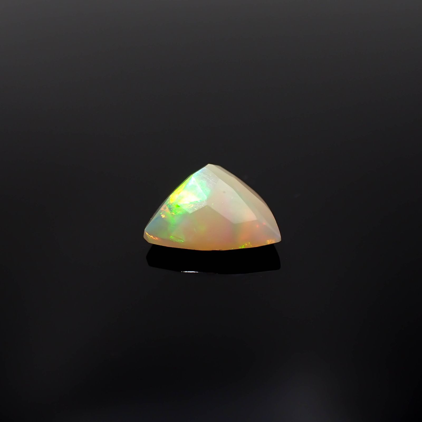 エチオピアオパール(宝石名オパール)エチオピア産 1.13ct 識別済[230521991]9.4x9.5mm前後