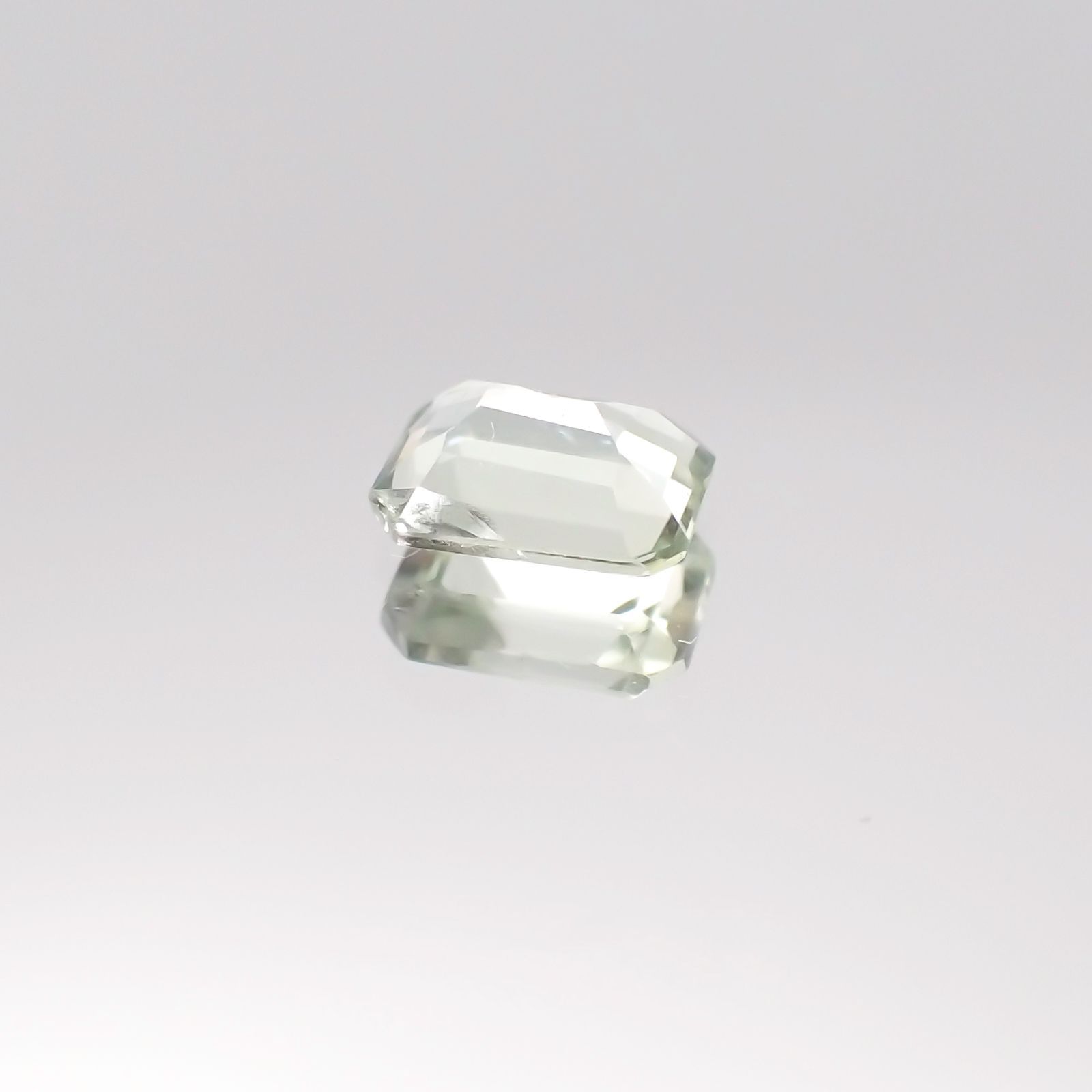 ミントベリル(宝石名グリーン・ベリル)ブラジル産 0.37ct 識別済[231024021]5x3.6mm前後