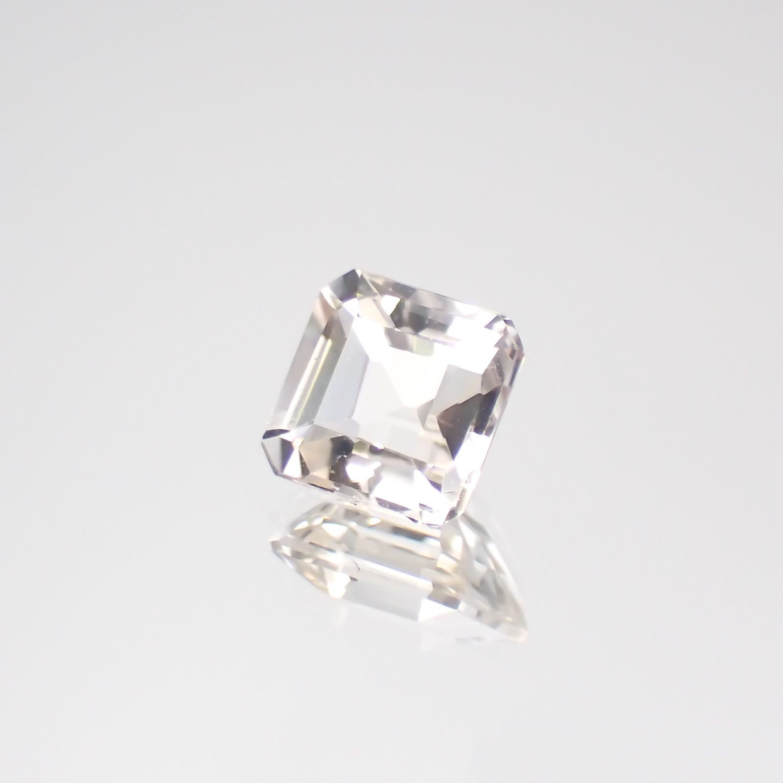 フェナカイト(宝石名フェナカイト)ブラジル産 1.062ct ソ付(彩珠)[221018577]6.1x5.9mm前後