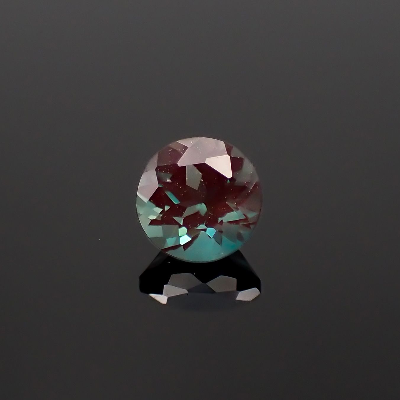 カラーチェンジアンデシン モンゴル産 0.45ct[230421465]4.8x4.8mm前後