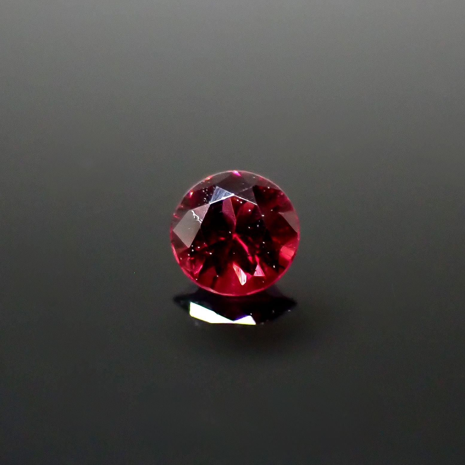 レッドスピネル ビルマ産 0.18ct[240728571]3.5x3.5mm前後