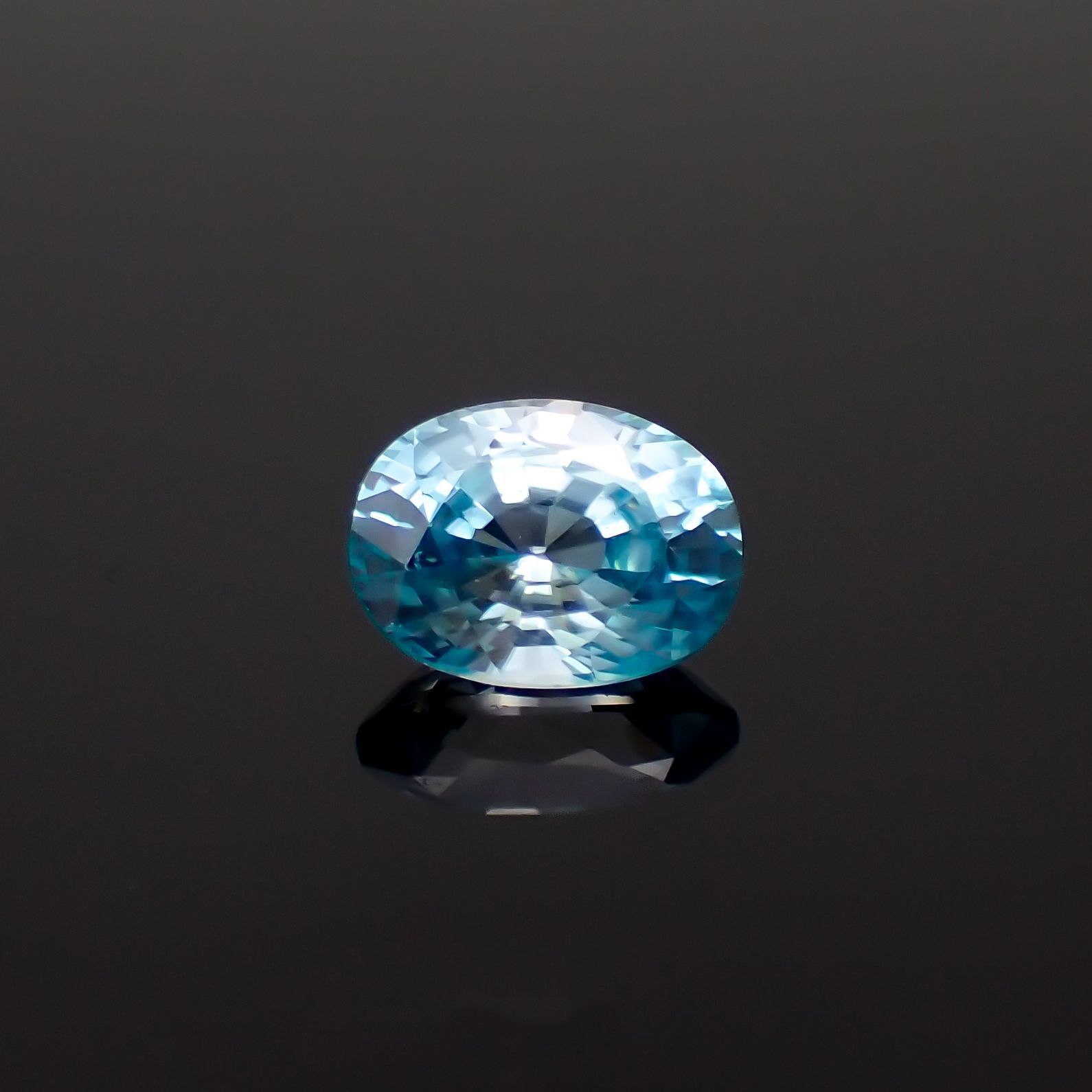 バイカラーブルージルコン カンボジア産 2.11ct[230320982]8x6mm前後