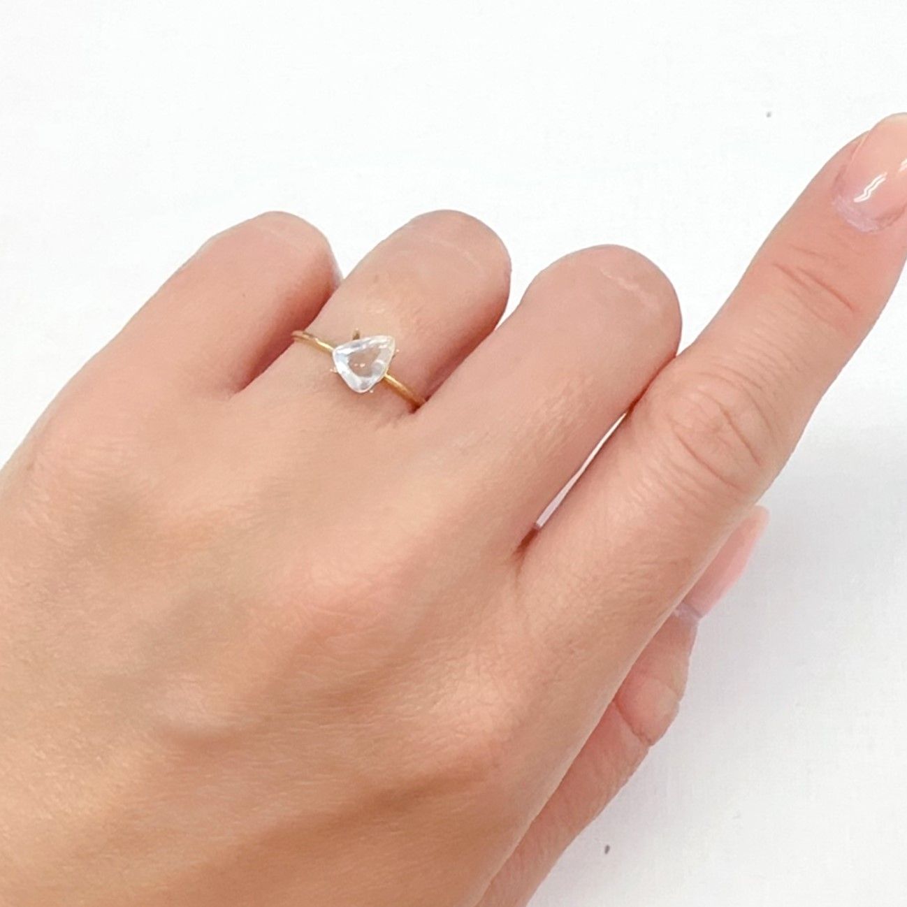 ◇バフカット◇レインボームーンストーン(宝石名ラブラドライト)マダガスカル産 1.080ct ソ付(彩珠)[240427199]7.1x5.9mm前後