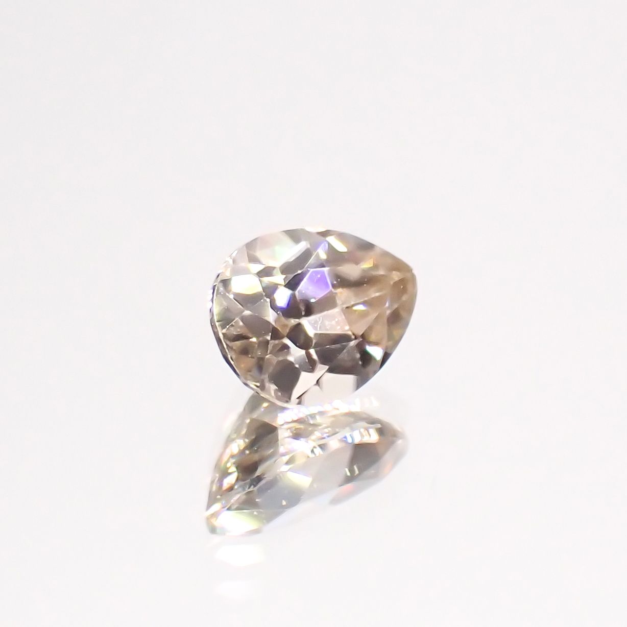 シャンパンカラージルコン(宝石名ジルコン)スリランカ/カンボジア産 0.65ct 識別済[230722986]5.6x4.1mm前後