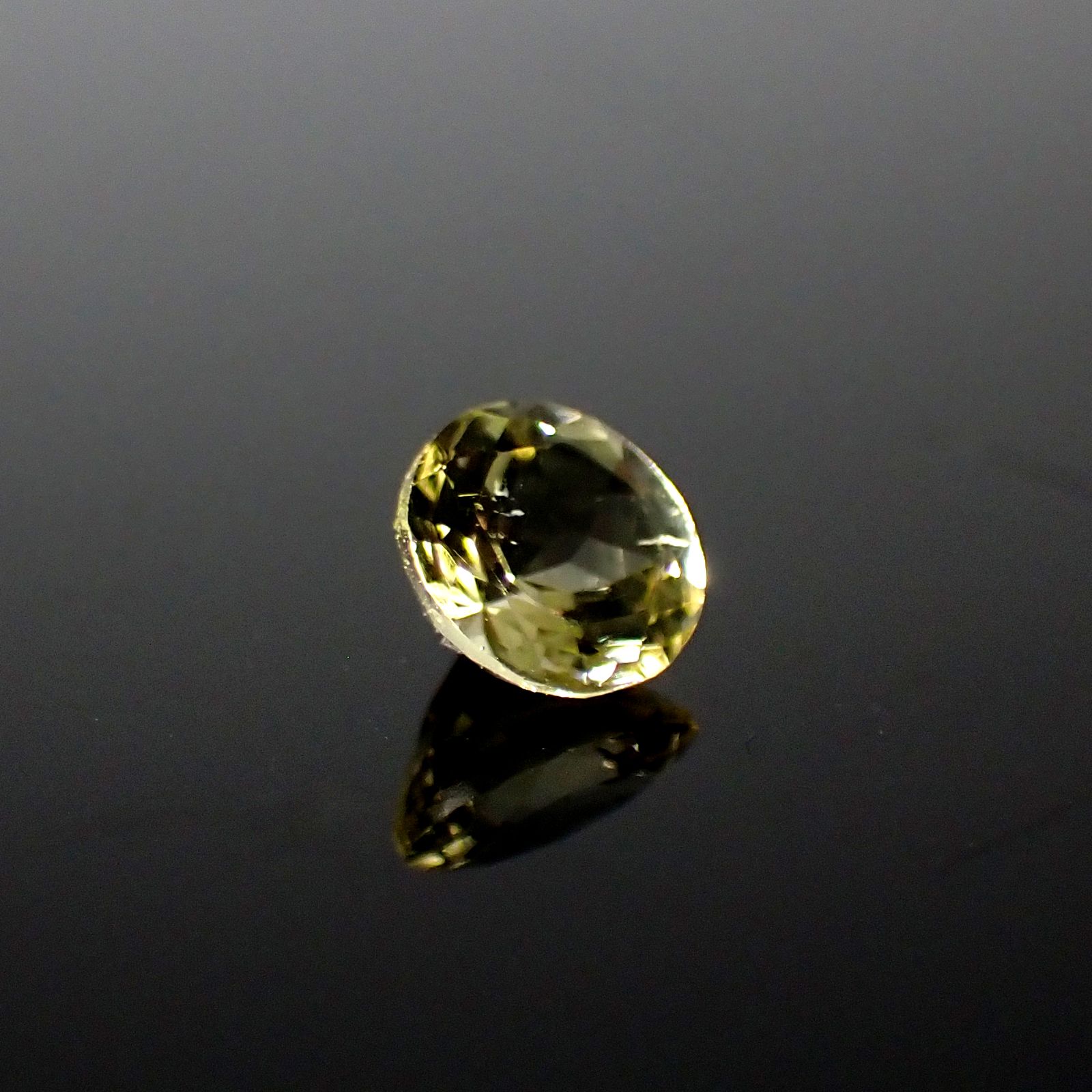 イエローダンビュライト タンザニア産 0.36ct[240125460]4.5x4.5mm前後
