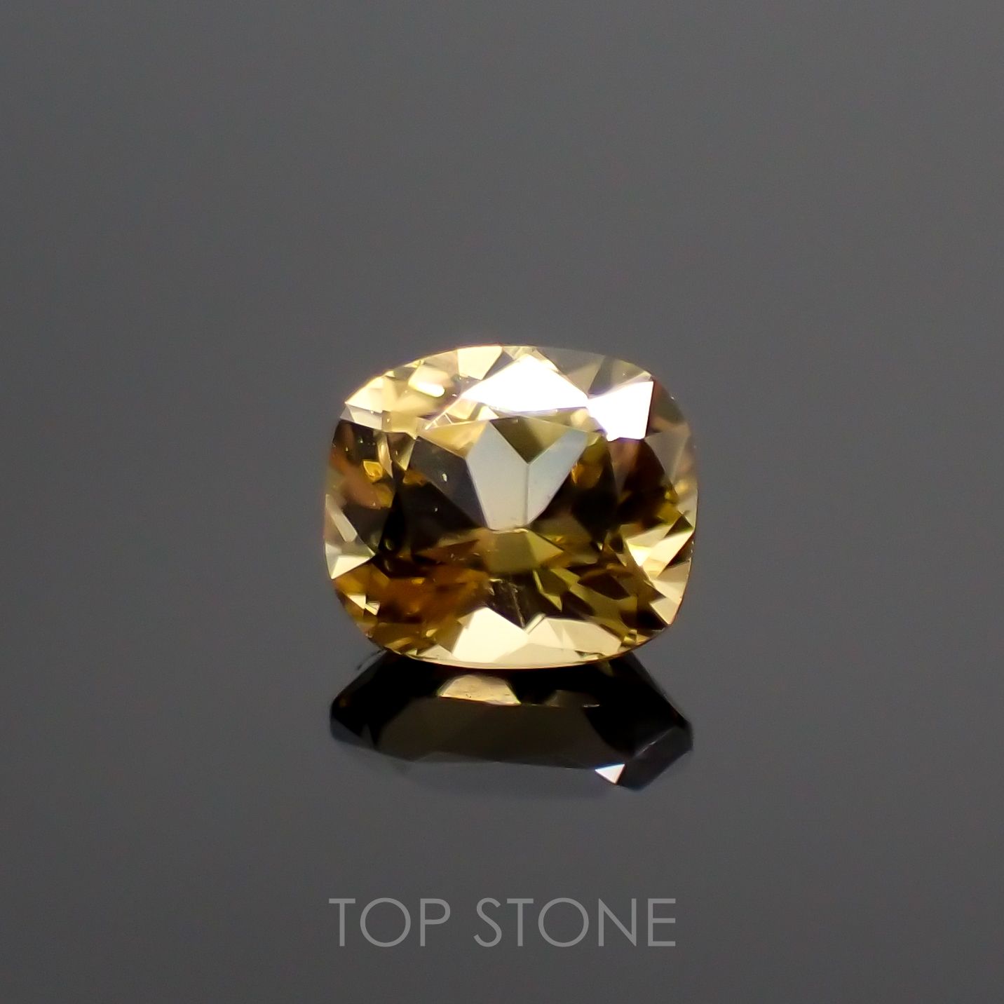 シンハライト(宝石名シンハライト) スリランカ産 0.38ct 識別済[210910703]4.6×4mm前後
