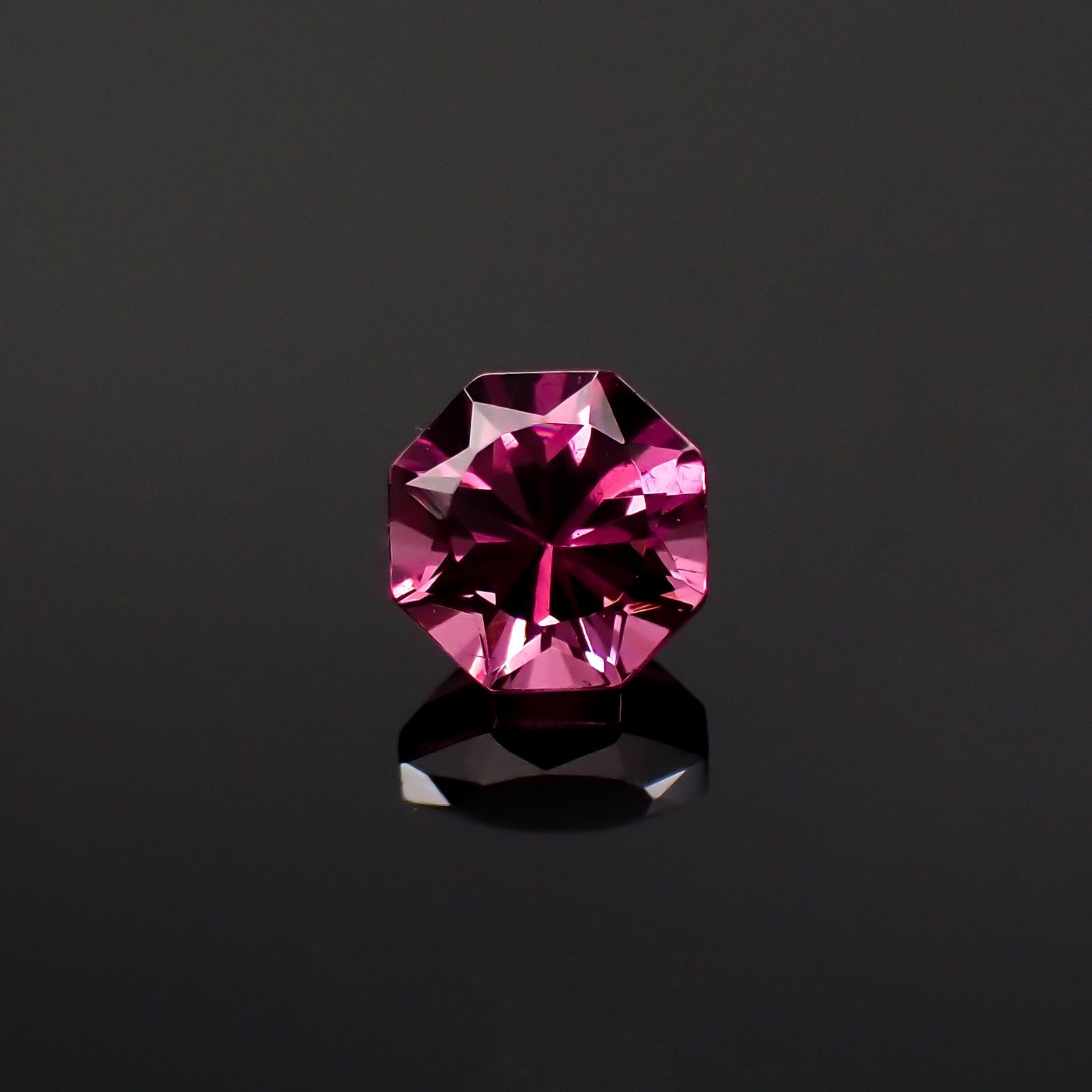 ◇オクタゴンカット◇カラーシフトマラヤガーネットSA(宝石名ガーネット)タンザニア産 0.41ct 識別済[221018206]4.1x4mm前後