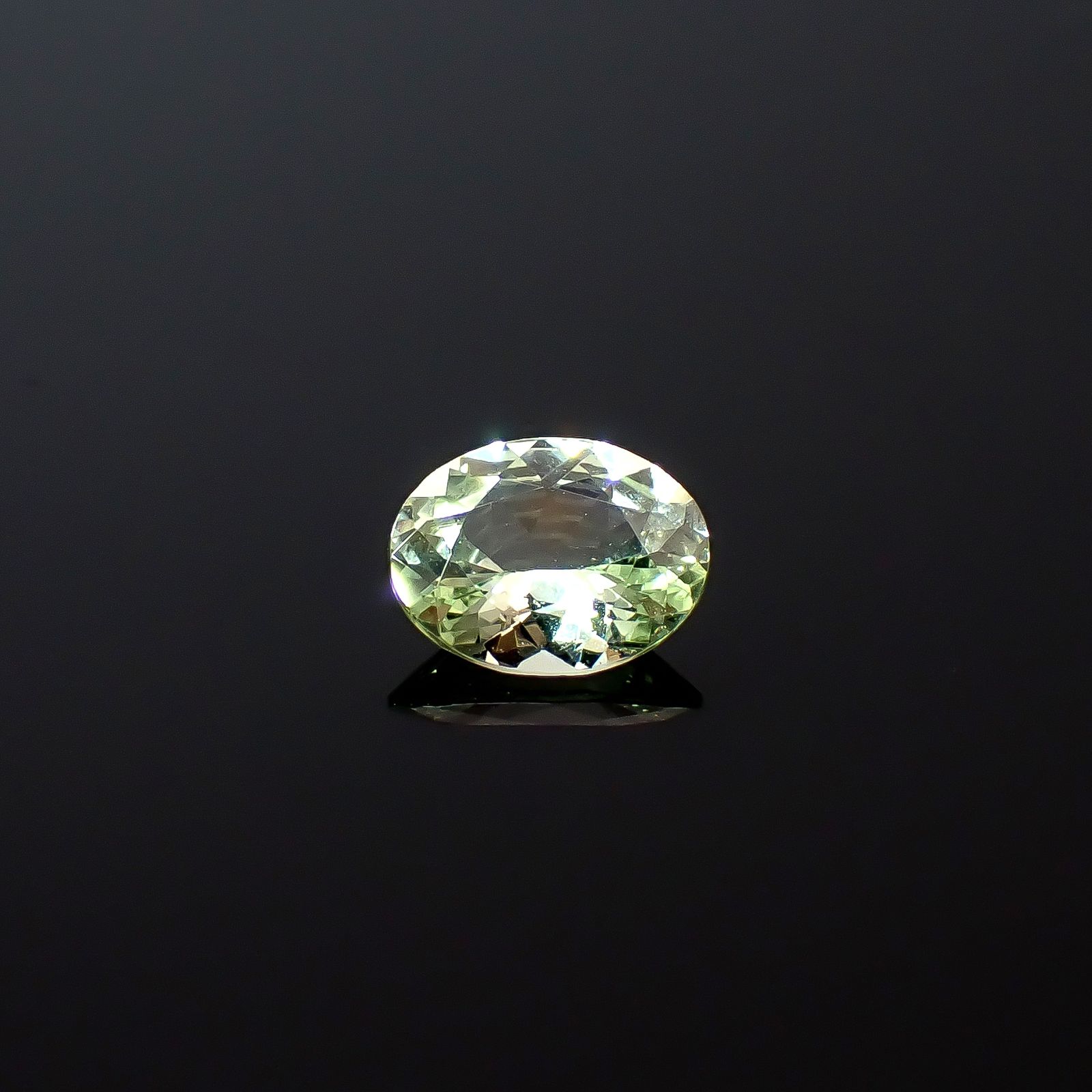 ミントガーネット タンザニア産 0.41ct / 5.5x4.3mm前後 [260932677]