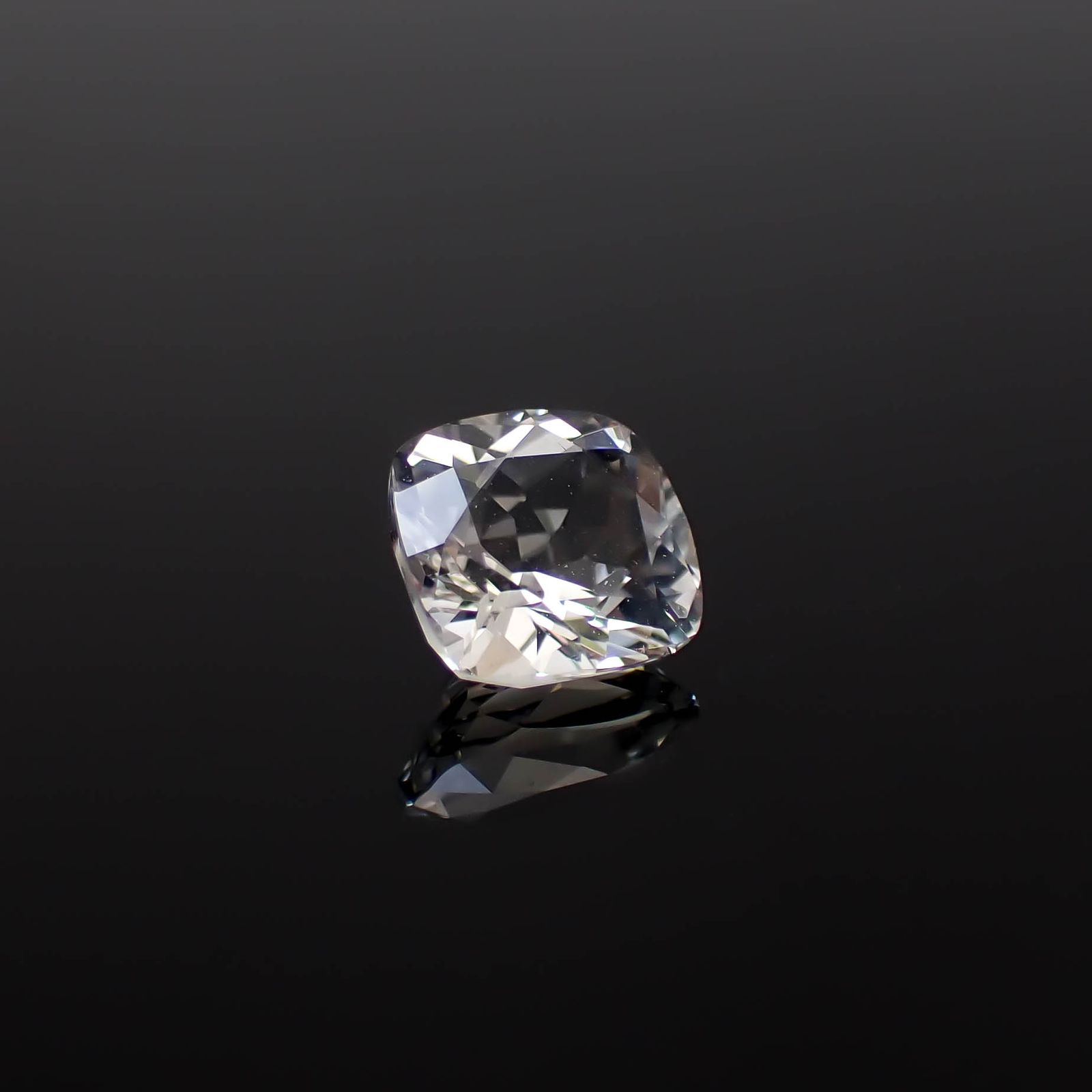 オーソクレース(宝石名ホワイト・オーソクレース)パキスタン産 1.24ct 識別済[250530444]6.9x6.8mm前後