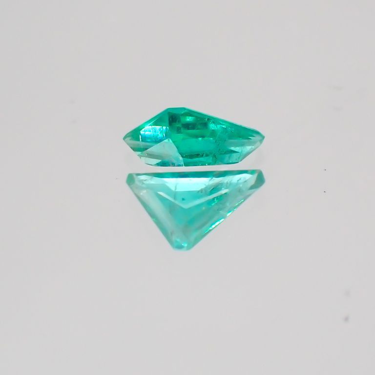 パライバトルマリン(宝石名トルマリン/別名パライバ・トルマリン) ブラジル・バターリャ鉱山産 0.15ct 識別済[19111423]5.2×2.8mm前後
