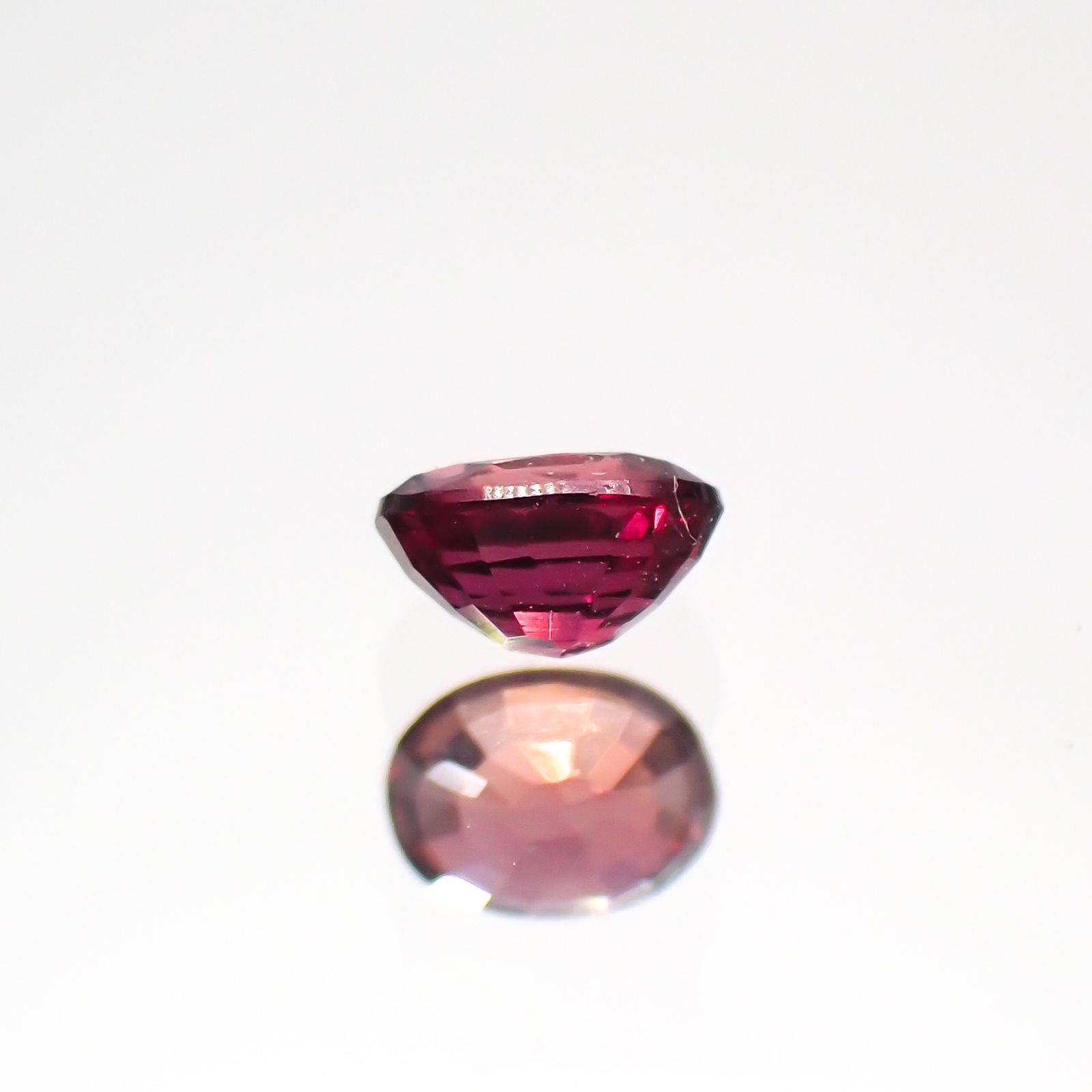 ルビー(宝石名ルビー)タンザニア産 0.24ct 識別済[220115039]3.9x2.9mm前後