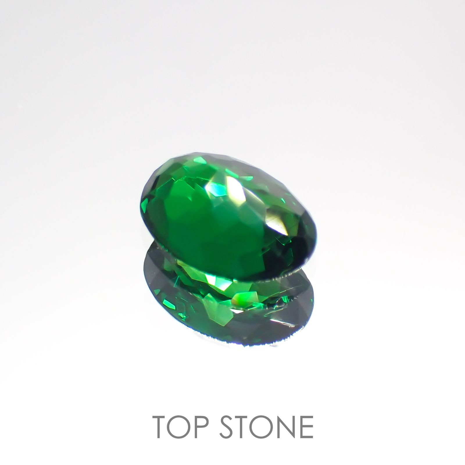 ツァボライト(宝石名グリーン グロッシュラー・ガーネット) タンザニア メレラニ鉱山産 0.825ct ソ付(彩珠)[20073748]6.9×5mm前後