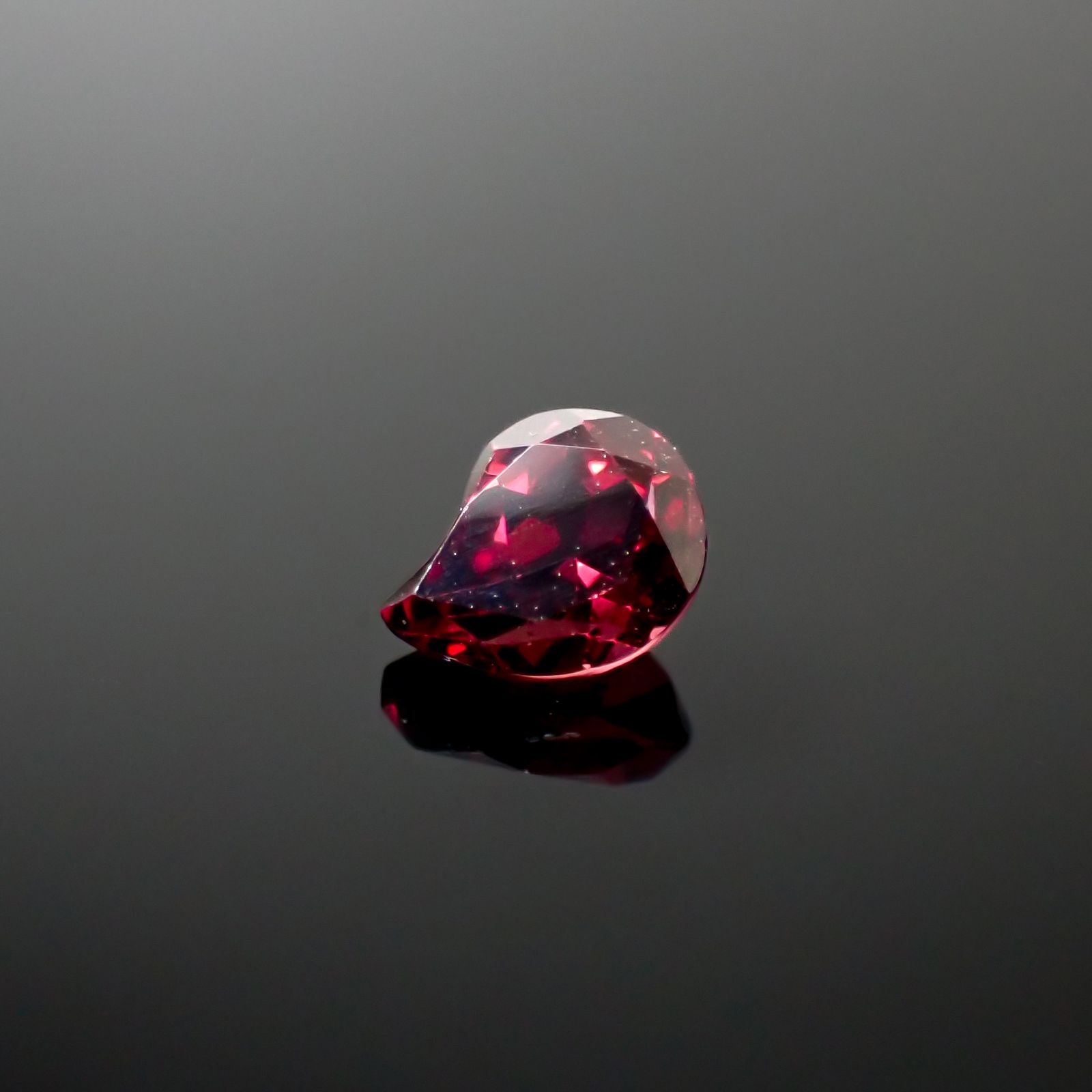 ◇カスタムカット◇パイロープアルマンディンガーネット モザンビーク産 0.83ct[240928956]6.2x4.9mm前後