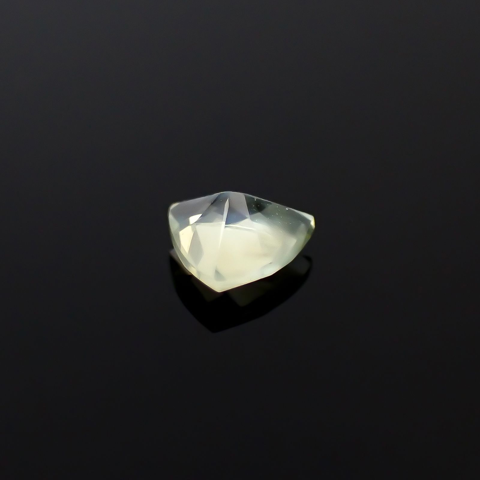 クリソベリルキャッツアイ スリランカ産 0.24ct [250329929]4x3.9mm前後