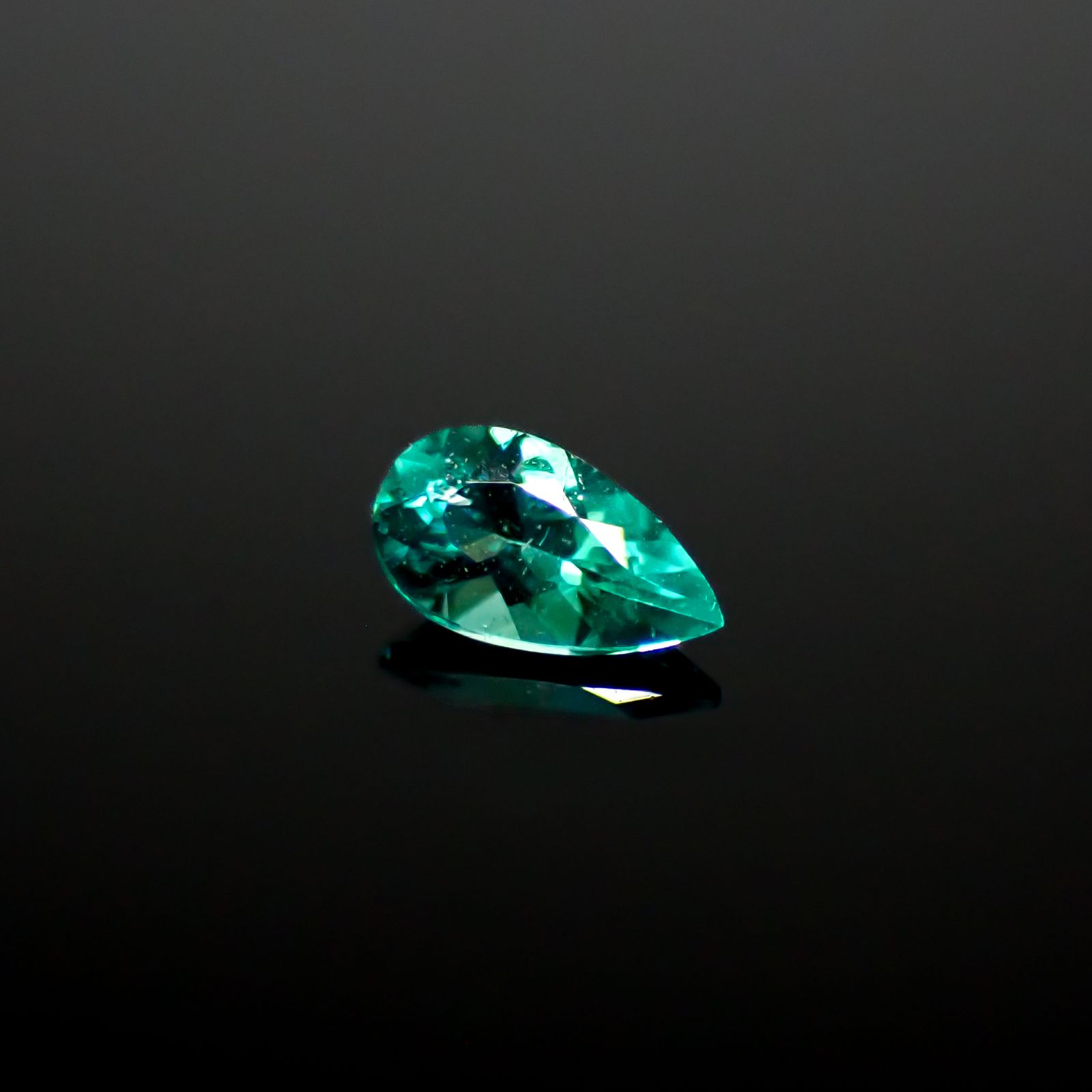 パライバトルマリン ブラジル・ムルング鉱山産 0.10ct[240928754]4.3x2.4mm前後