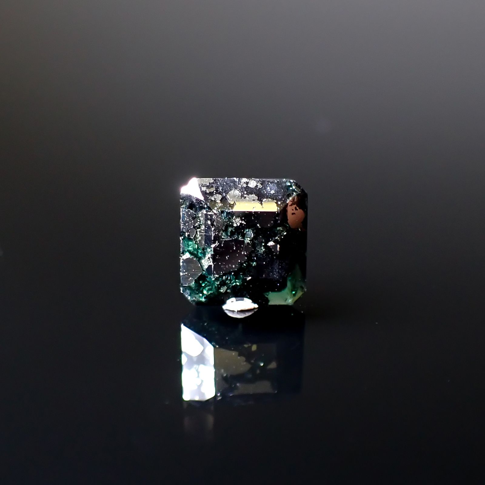 ◇リバーシブル◇パイライトインエメラルド コロンビア産 1.37ct [241229559]7.3x7.2mm前後