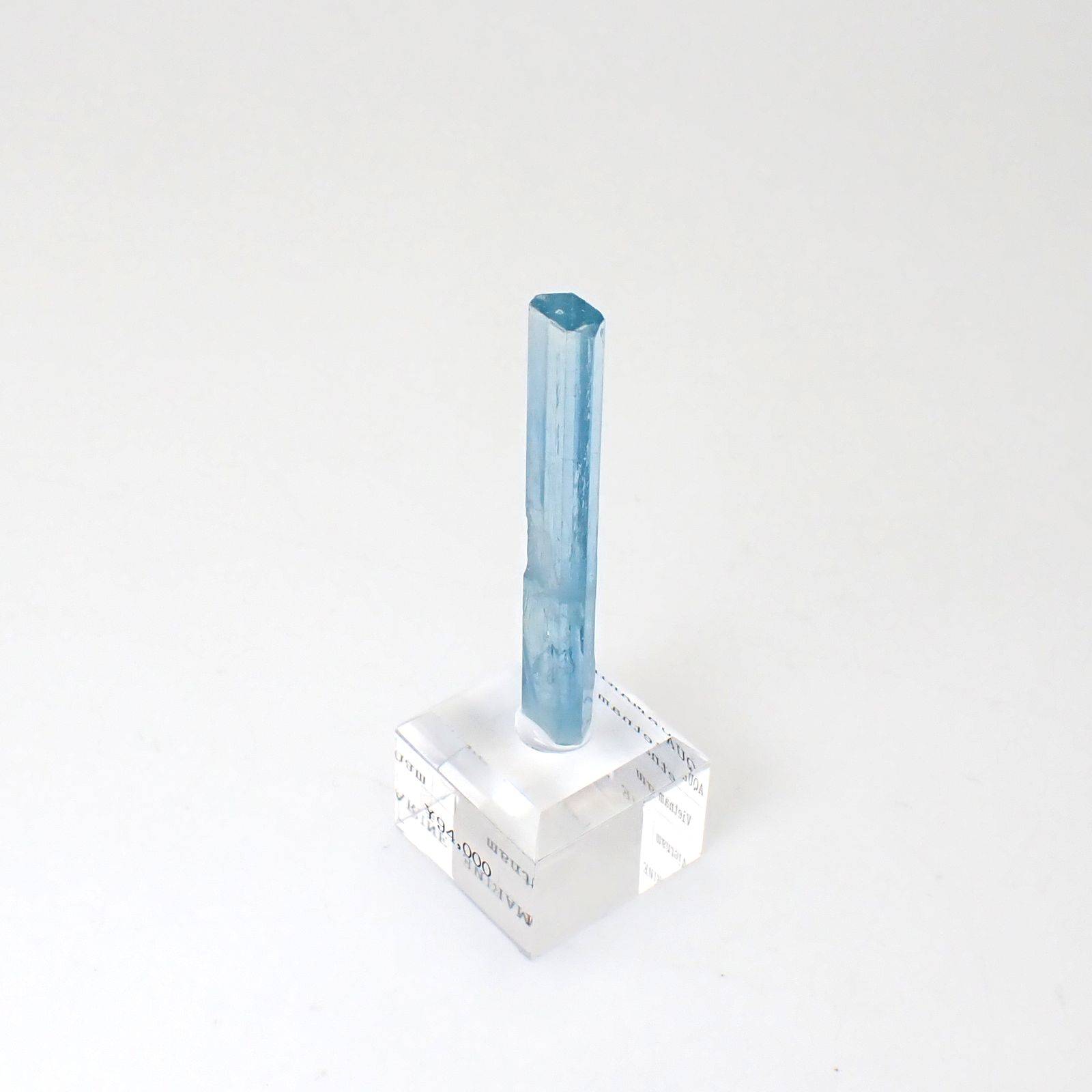 アクアマリン柱状結晶原石 ベトナム産 アクリル台座付き 22.59ct(4.518g) / 4.6x8.2x52.6mm前後 [260632330]