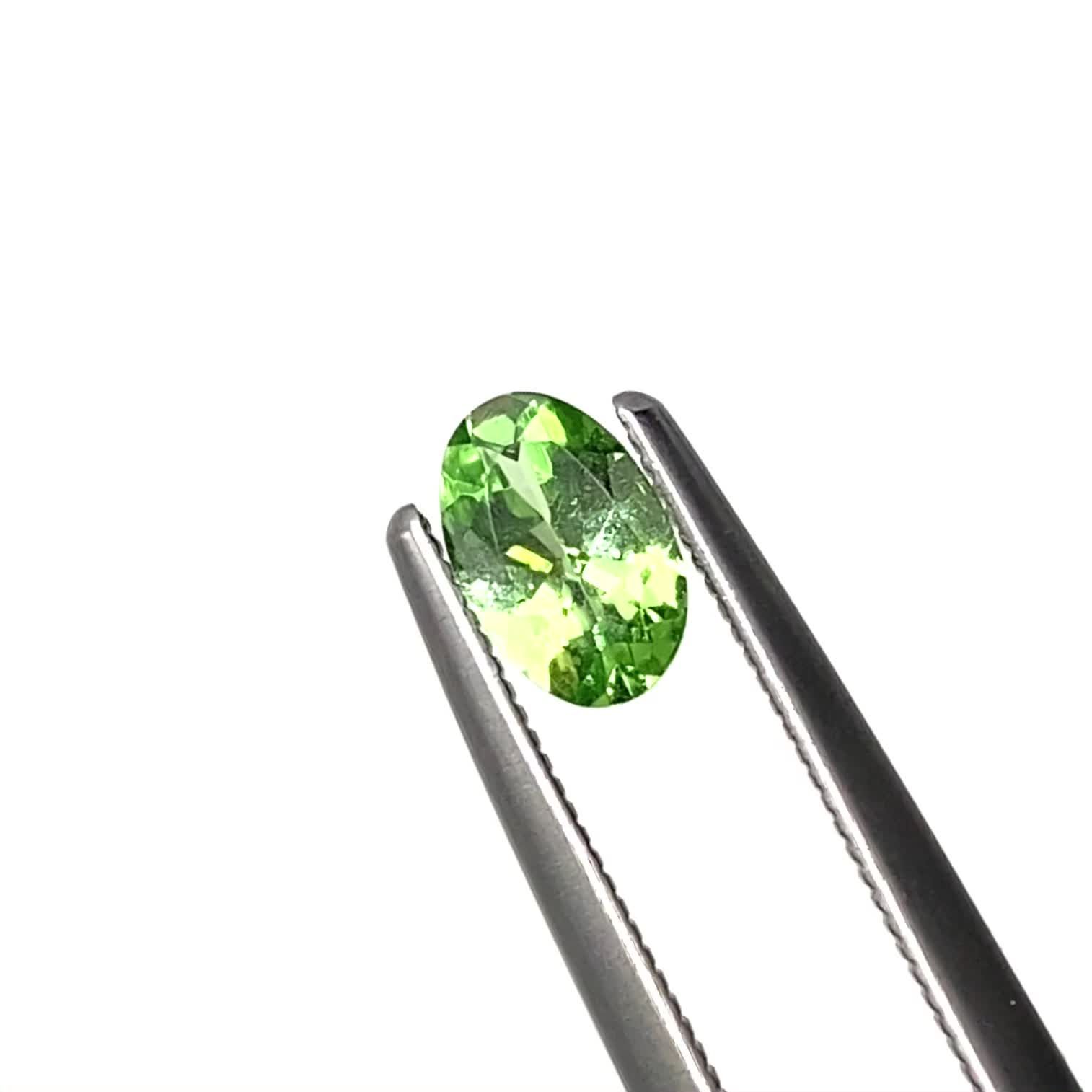 天然石　ミントガーネット 天然ミントガーネット 1.46ct 【強輝・UV蛍光】 タンザニア