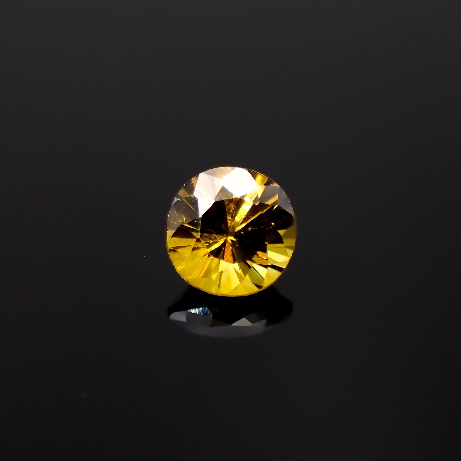 アンドラダイトグロッシュラーガーネット(宝石名アンドラダイト/グロッシュラー・ガーネット)ナミビア産 0.39ct 識別済[231224551]4.2x4.2mm前後
