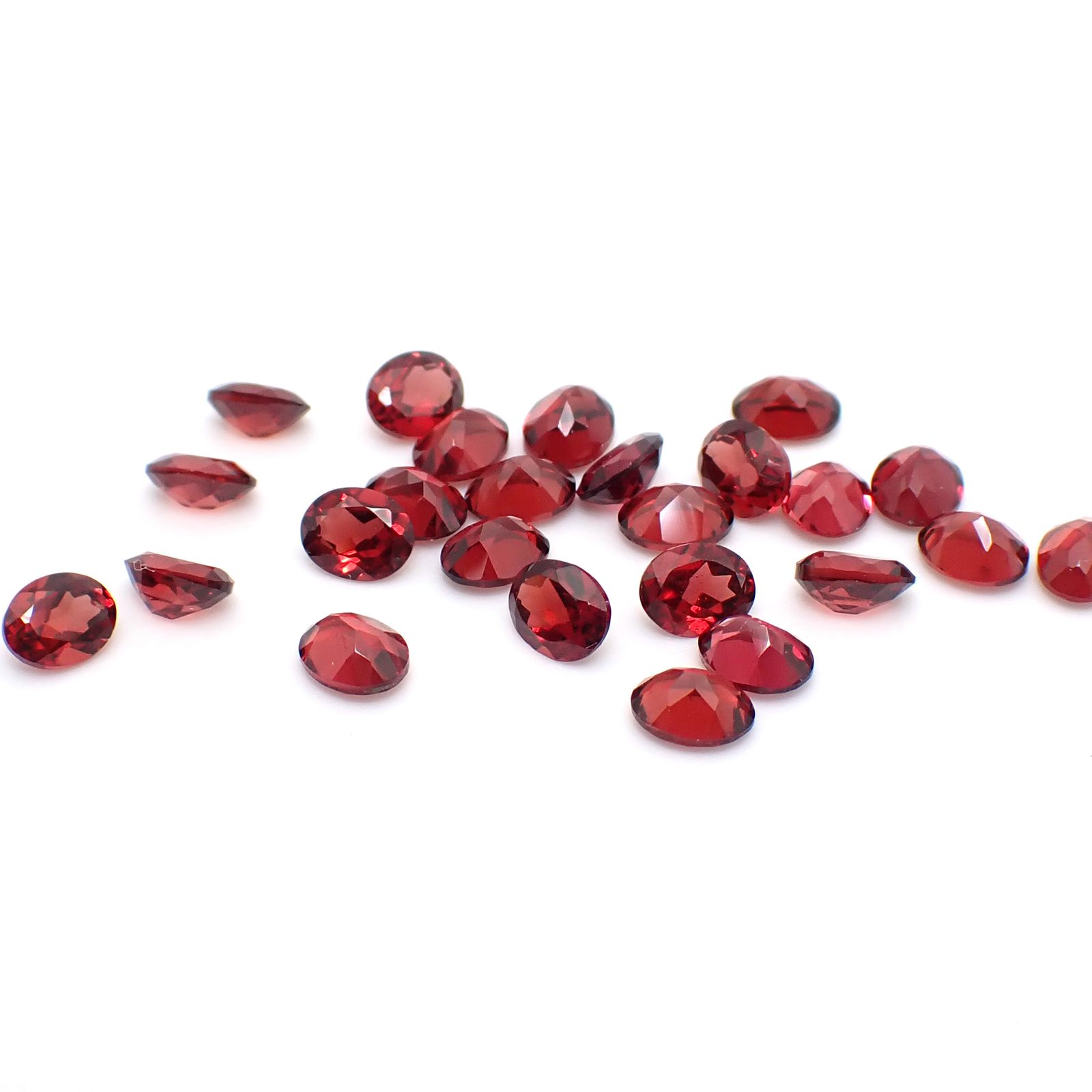 ◇ランダムセレクト◇パイロープアルマンディンガーネット モザンビーク産 約0.40ct / 5x4mm前後 [260532206-PAC]