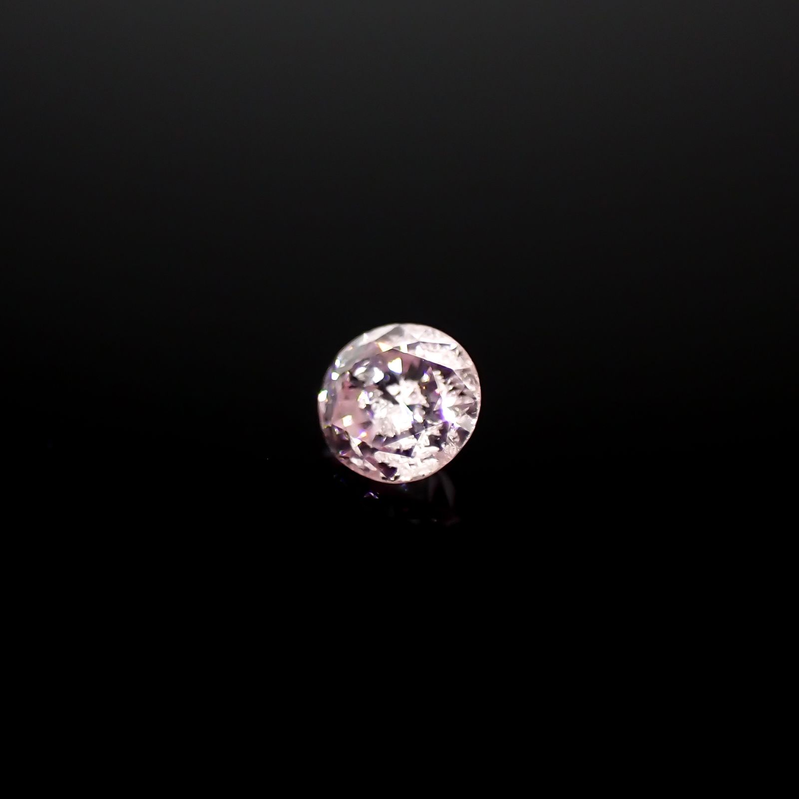 ピンクダイヤモンド(宝石名ダイアモンド I-1/FANCY LIGHT PINK) 0.041ct ソ付(CGL)[240326634]2.15x2.22mm前後