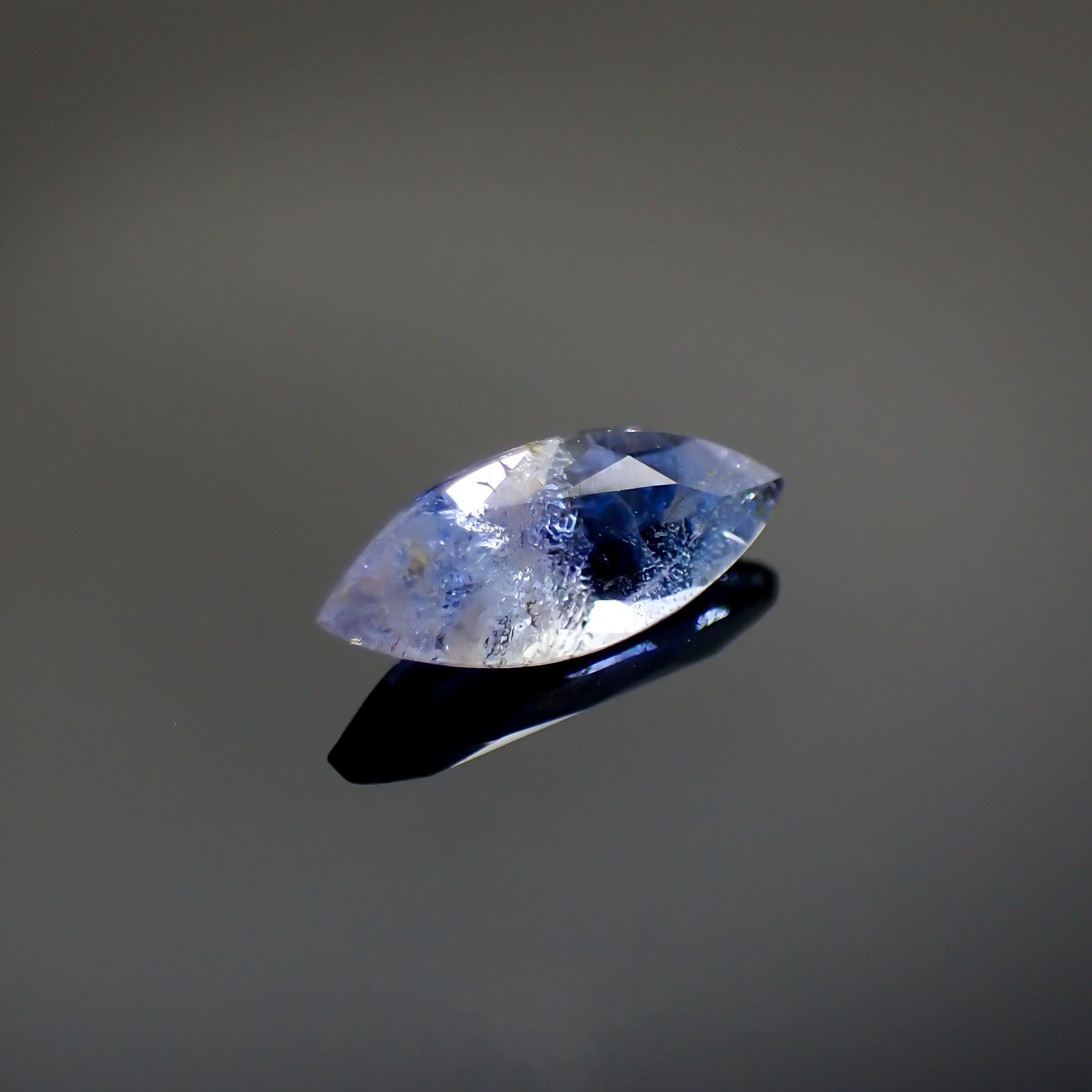 ジェレメジェバイト(宝石名エレメージェバイト)ナミビア産 0.452ct ソ付(彩珠)[230823132]8.4x3.4mm前後