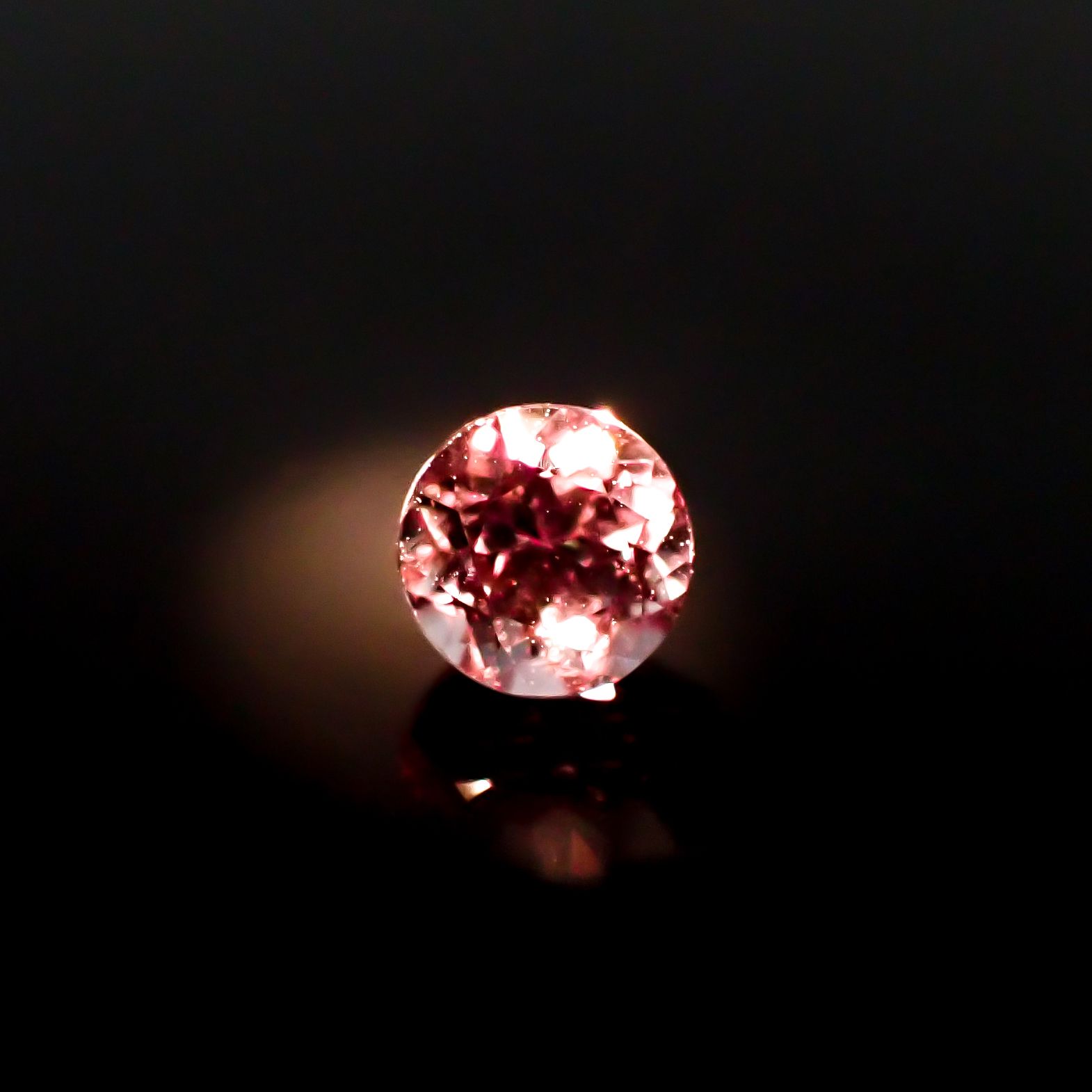 カラーシフト ピンクダイアスポア(宝石名ダイアスポア) アフガニスタン産 0.55ct 識別済[210912436]4.6×4.6mm前後