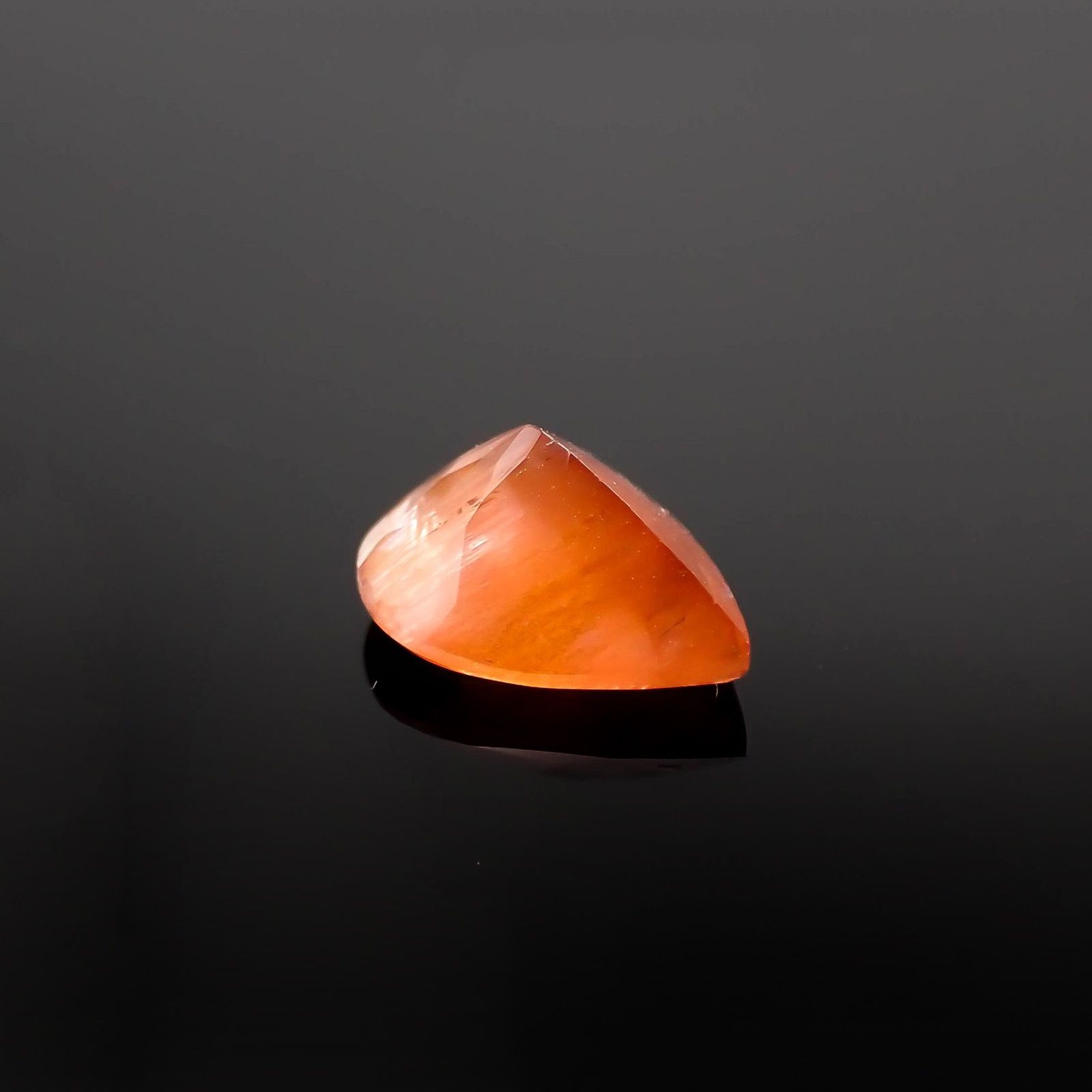 サンストーンスキャポライト(宝石名シーン・スキャポライト)タンザニア産 1.97ct 識別済[221219277]10.3x8.1mm前後