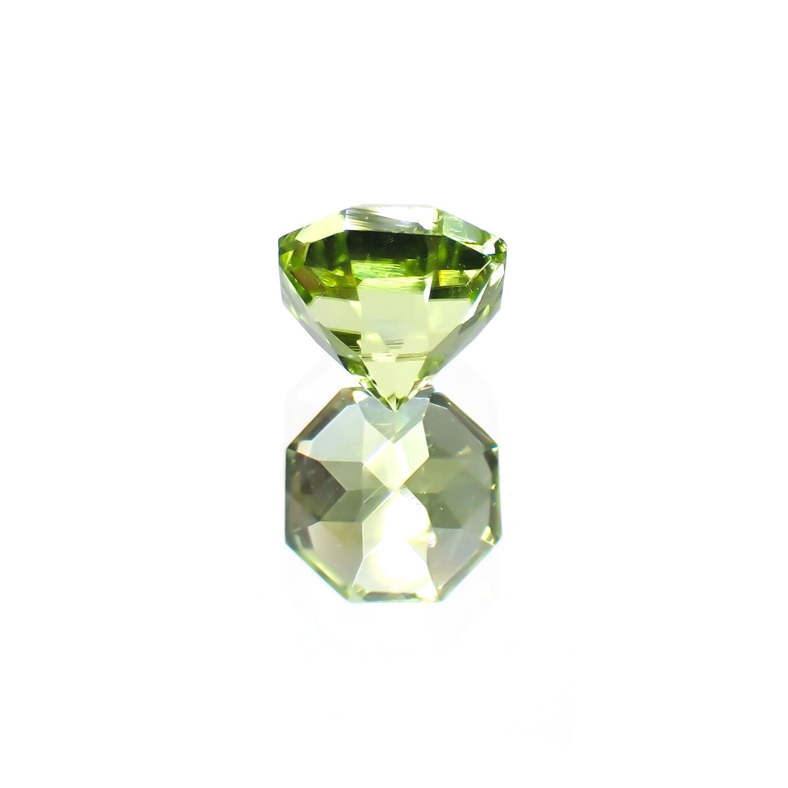 ◇オクタゴンカット◇ペリドット(宝石名ペリドット) パキスタン産 0.77ct 識別済[251013114]5.1×5mm前後