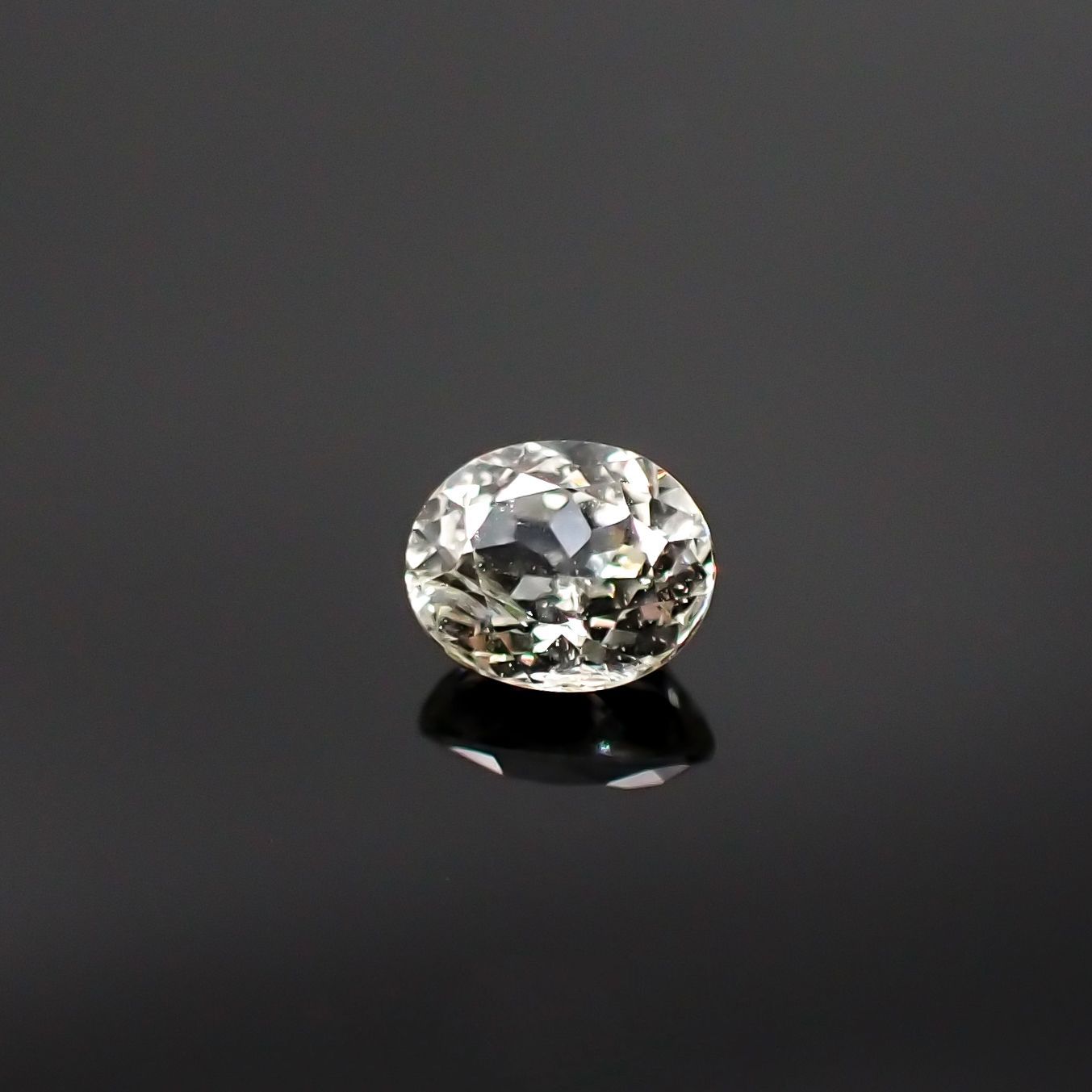 リューコガーネット(宝石名ホワイト グロッシュラー・ガーネット) ビルマ産 0.528ct ソ付(彩珠)[210711540]5.2×4.3mm前後