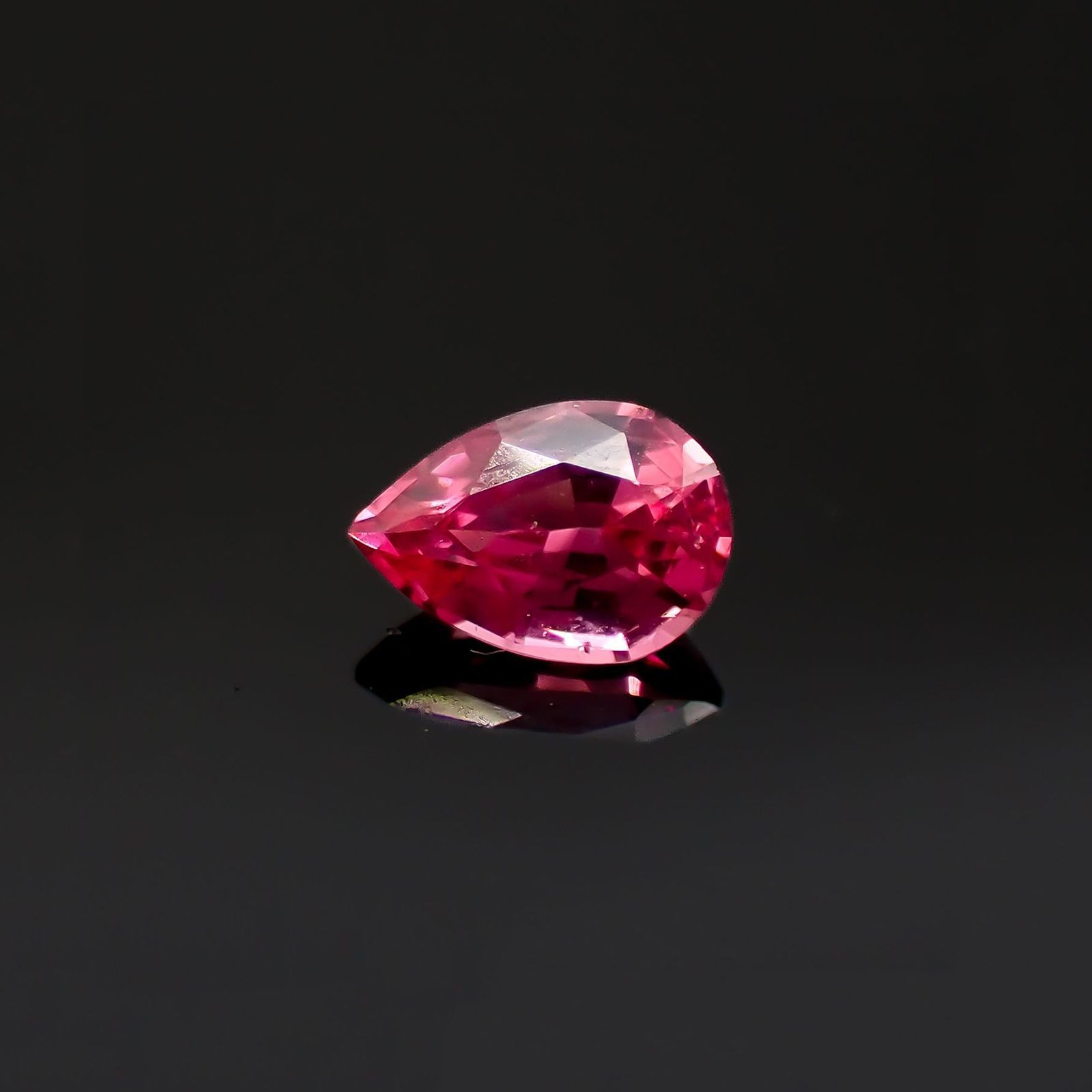 ホットピンクスピネル(宝石名ピンク・スピネル)タンザニア産 識別済 0.24ct / 4.7x3.2mm前後 [220817356]