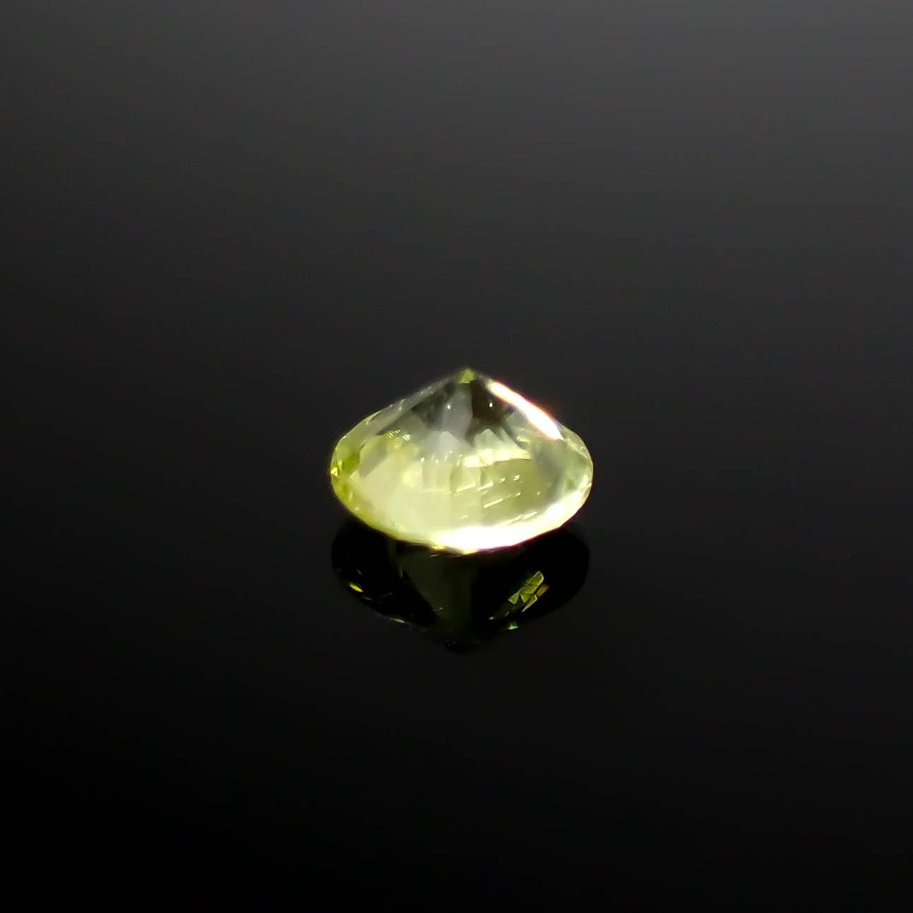 パラサイティックペリドット 採取地：インドネシア・ジェパラ 0.17ct [250730749]3.5x3.5mm前後