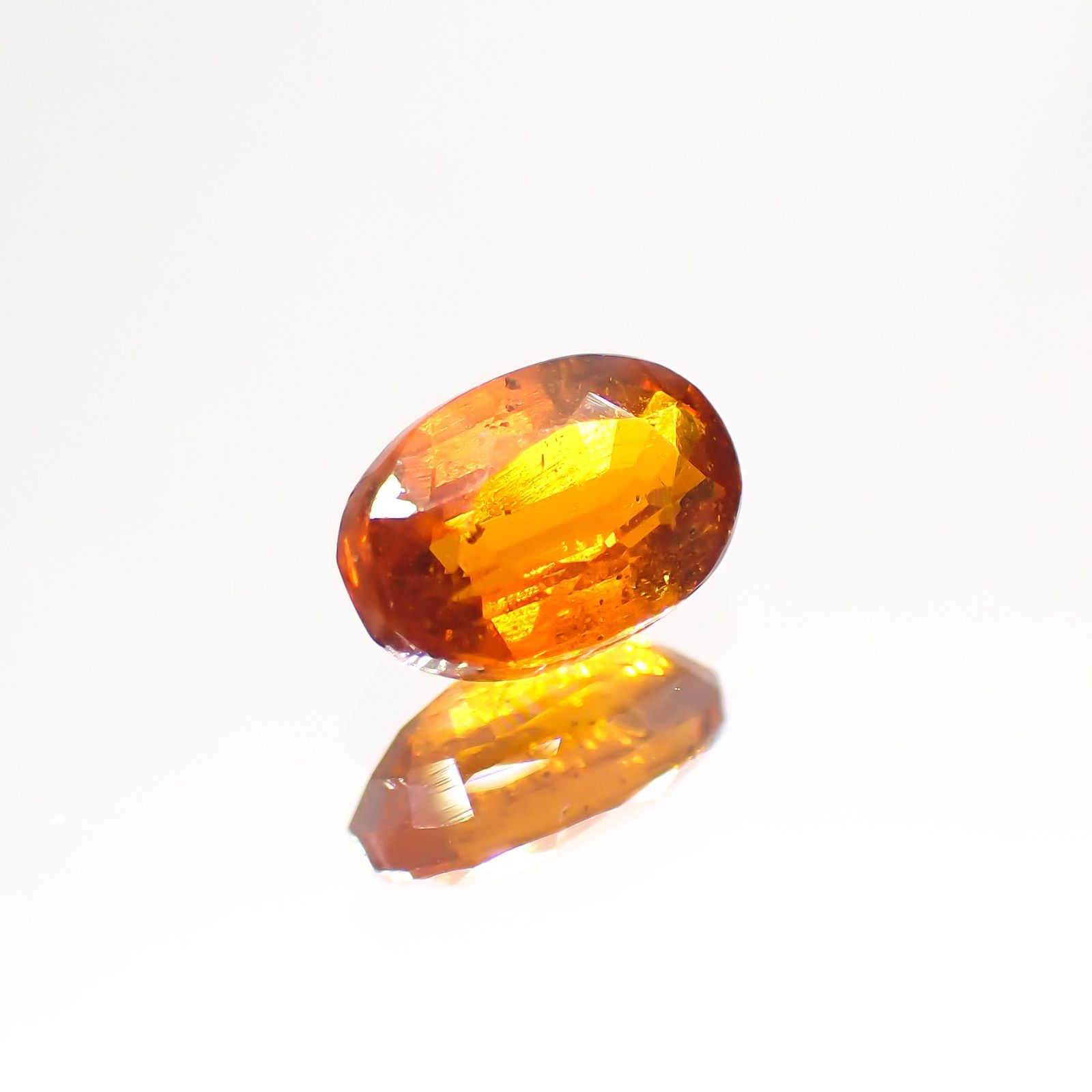 オレンジカイヤナイト(宝石名カイヤナイト) ネパール産 0.63ct 識別済[210310586]6.1×4mm前後