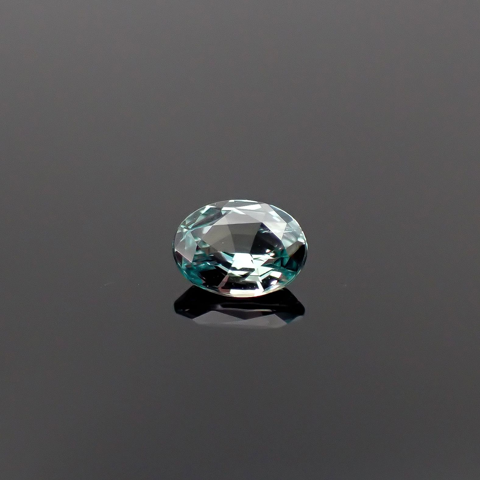 アレキサンドライト ブラジル産 EmeraldMains社製 0.16ct / 3.9x2.9mm前後 [260131566]