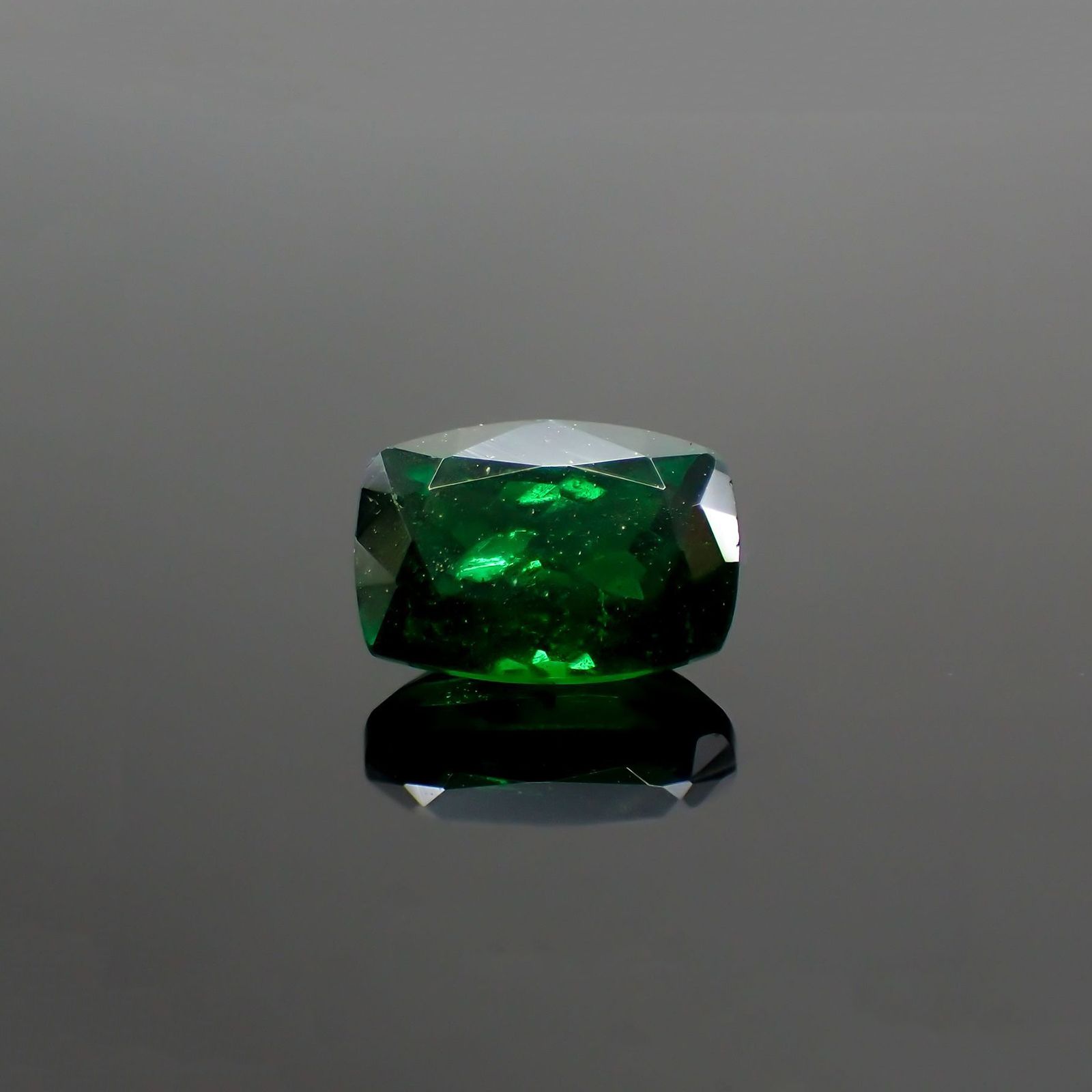 ツァボライト(宝石名グリーン グロッシュラー・ガーネット)タンザニア メレラニ鉱山産 ソ付(彩珠) 0.921ct / 6.6x4.6mm前後 [230622384]