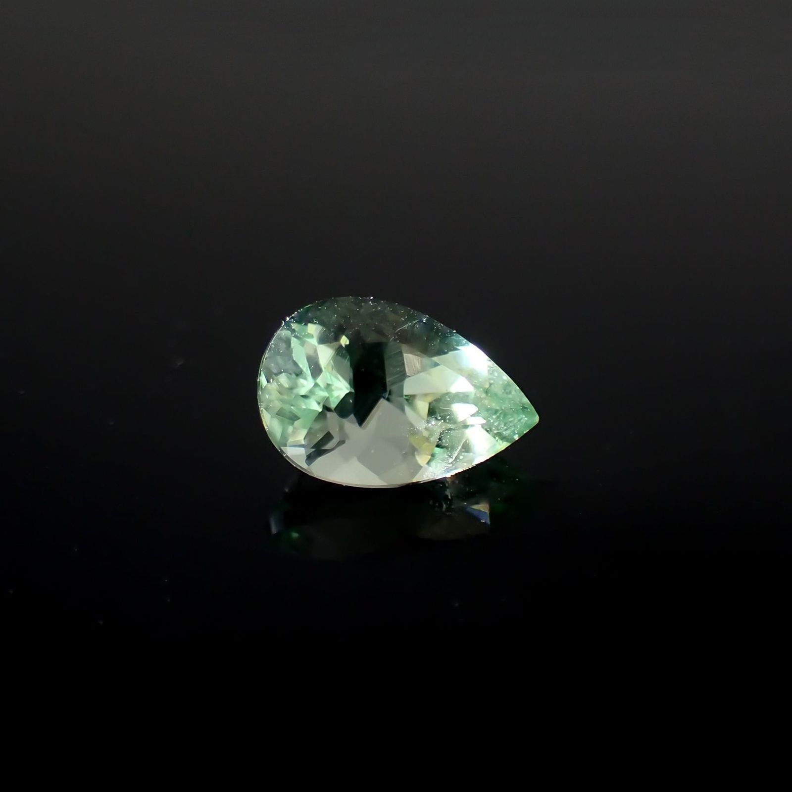 バナジウムコーネルピン(宝石名コーネルピン)タンザニア・タンガ州産 識別済 1.02ct / 7.6x5.1mm前後 [220716902]